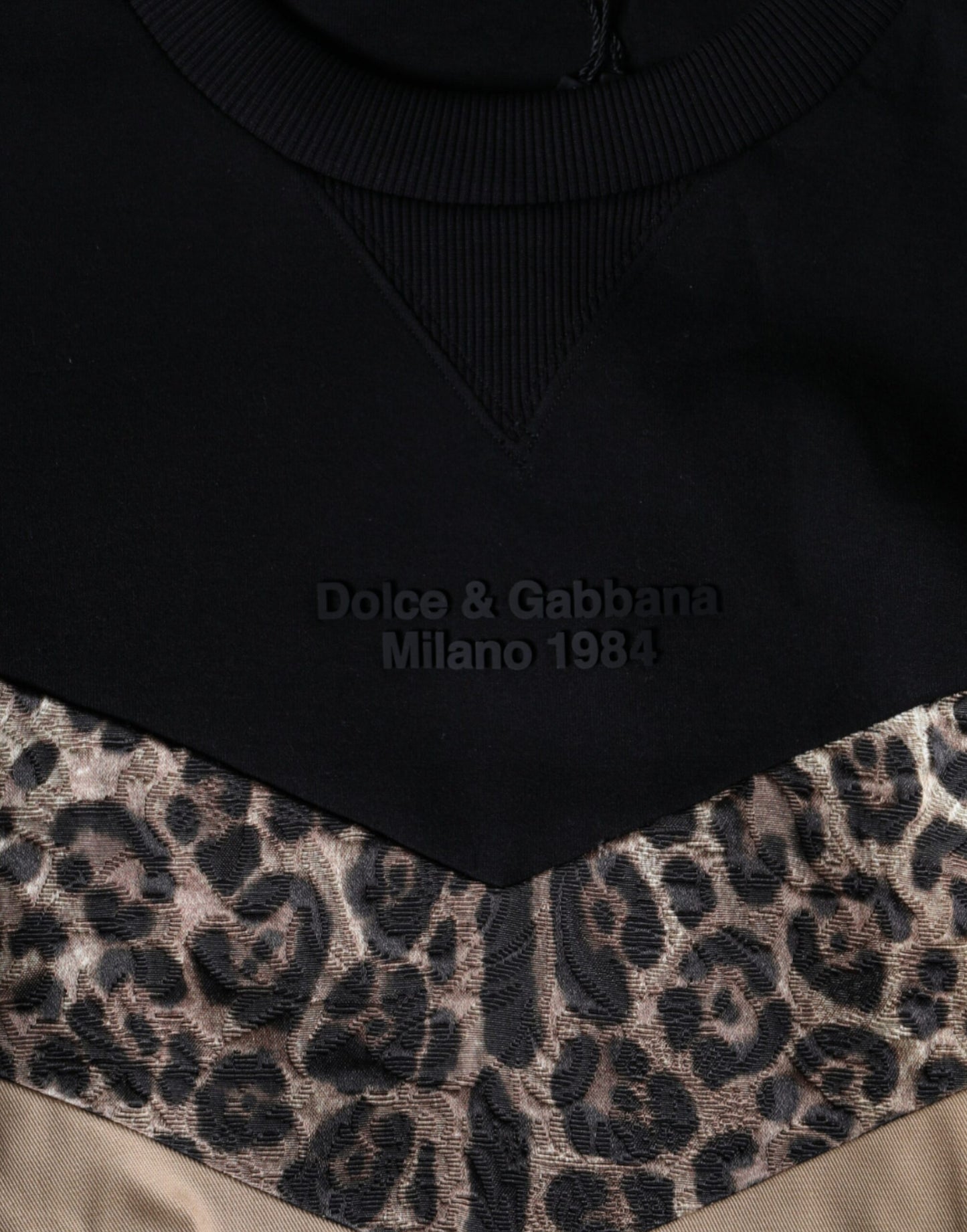 Dolce & Gabbana – Schwarzer Sweatshirt-Pullover mit Rundhalsausschnitt und Leopardenmuster