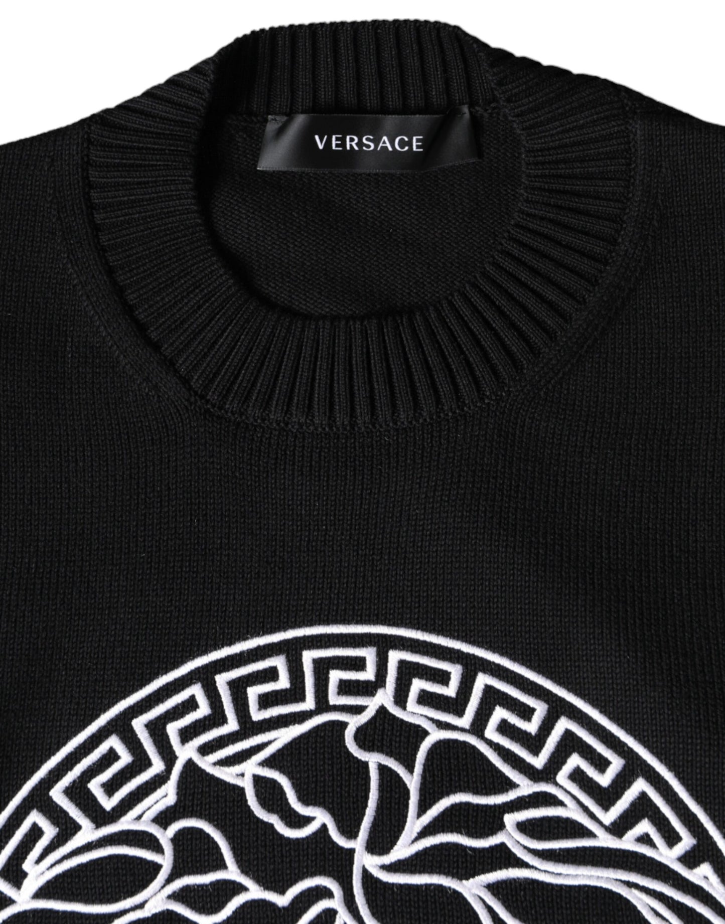 Versace – Schwarzer Pullover mit Rundhalsausschnitt und Medusa-Stickerei