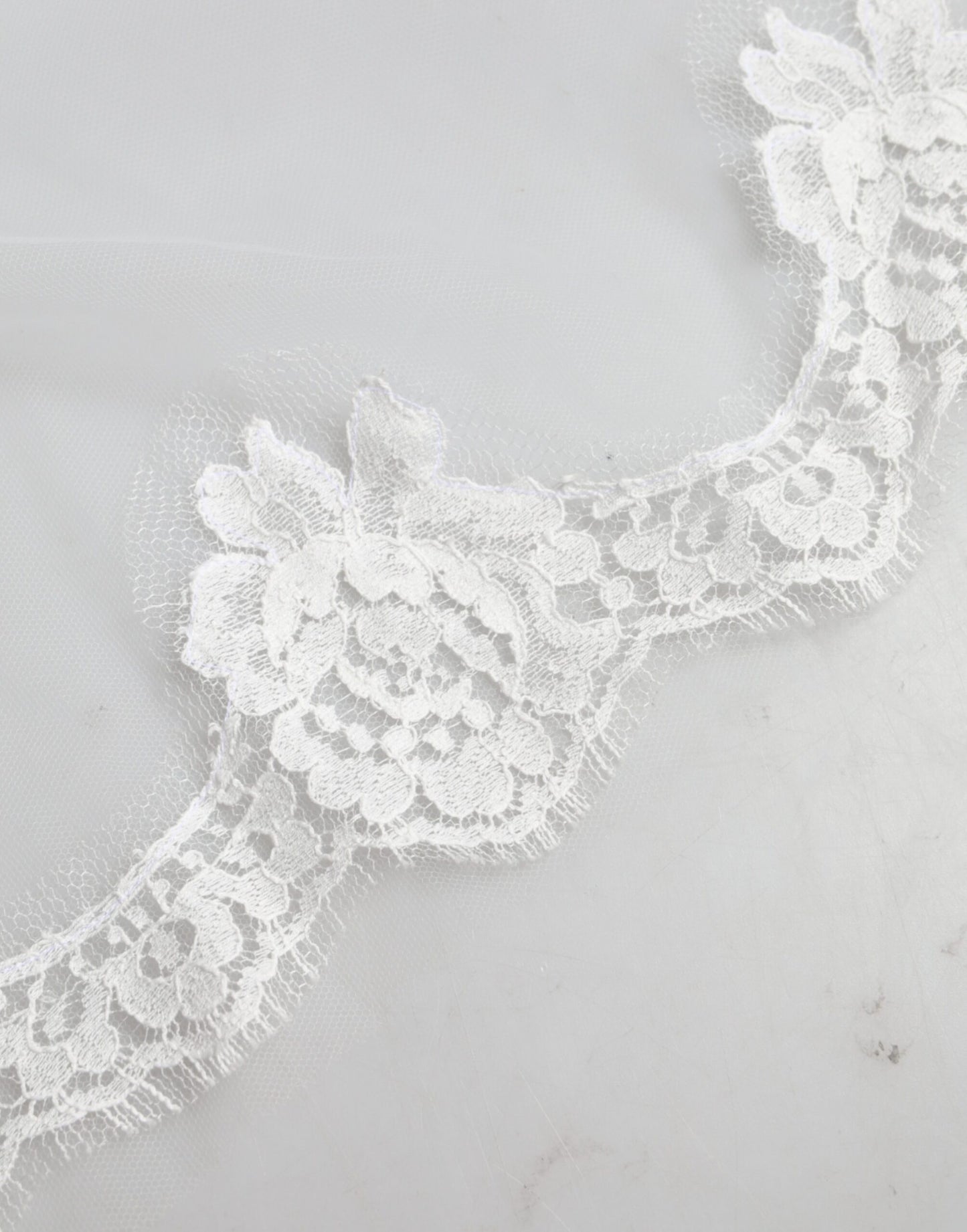Dolce & Gabbana – Weißer Brautschleier aus floraler Spitze und Nylon in Bodenlänge
