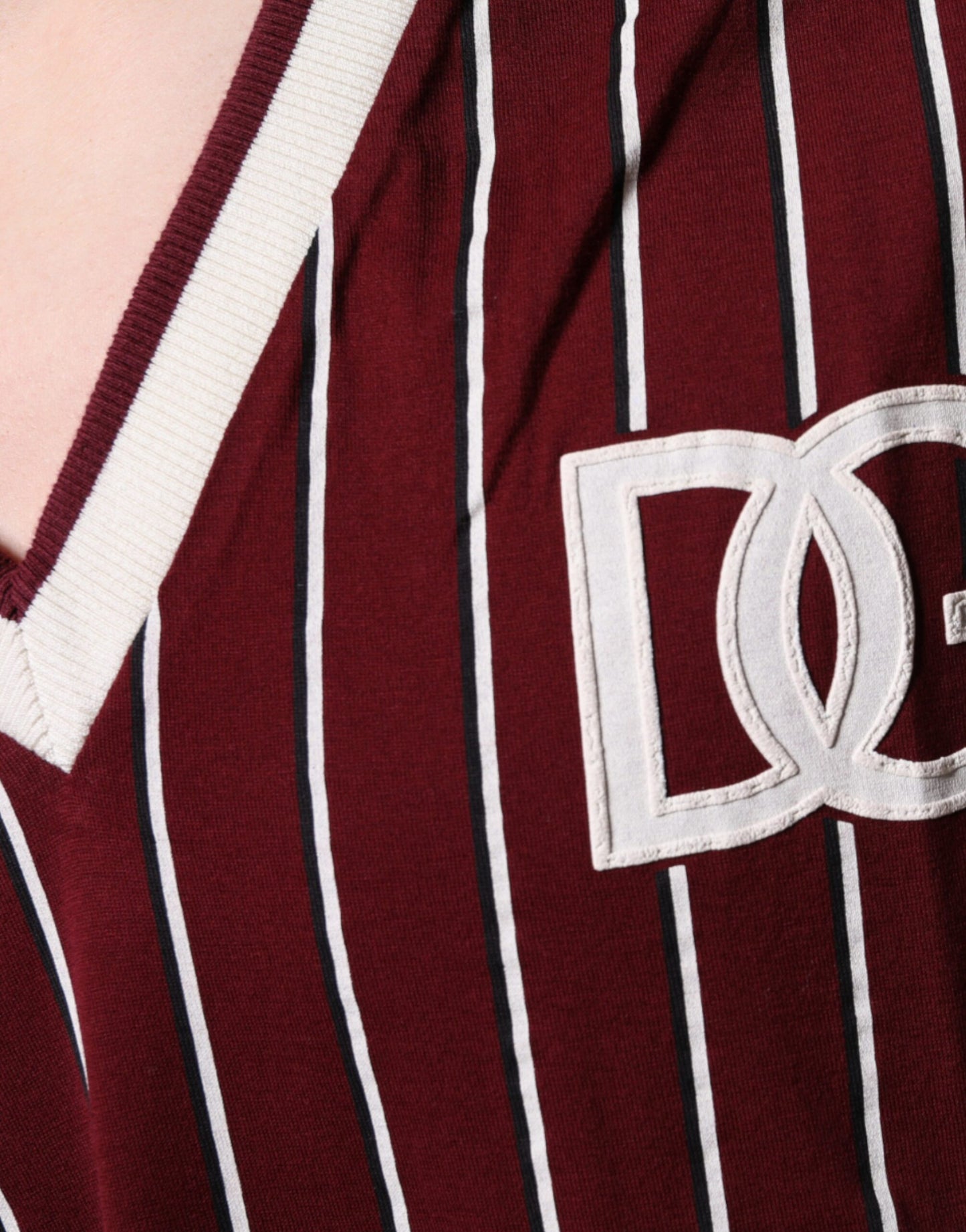 Dolce & Gabbana – T-Shirt aus Baumwolle mit V-Ausschnitt und kastanienbraunen Streifen