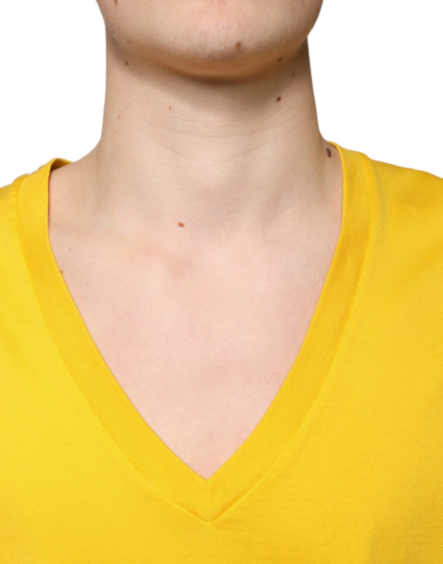 Dolce & Gabbana – Gelbes T-Shirt aus Baumwolle mit V-Ausschnitt und kurzen Ärmeln