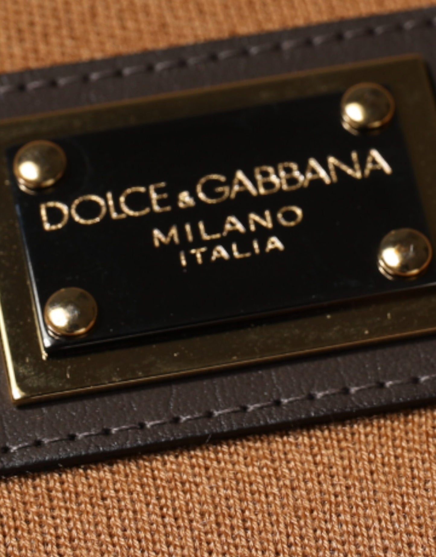 Dolce & Gabbana – Brauner Pullover mit Rundhalsausschnitt und Logo-Plakette