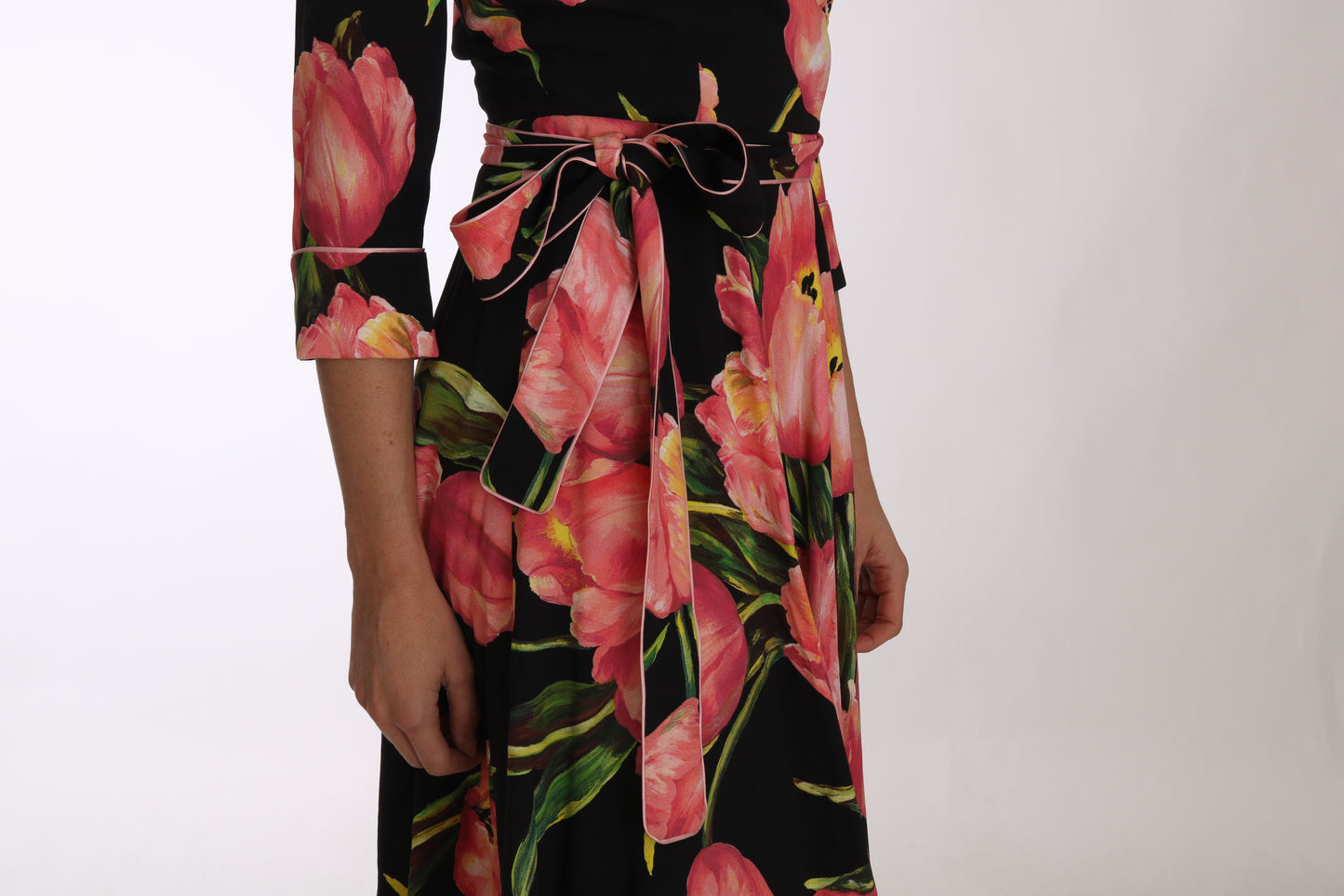 Dolce & Gabbana – Stretch-Etuikleid mit schwarzem und rosa Tulpendruck