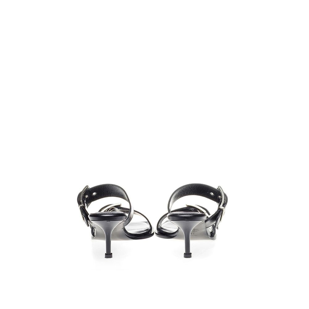 Alexander McQueen: Erhöhen Sie Ihre Schritte in zeitlosen schwarzen Ledersandalen