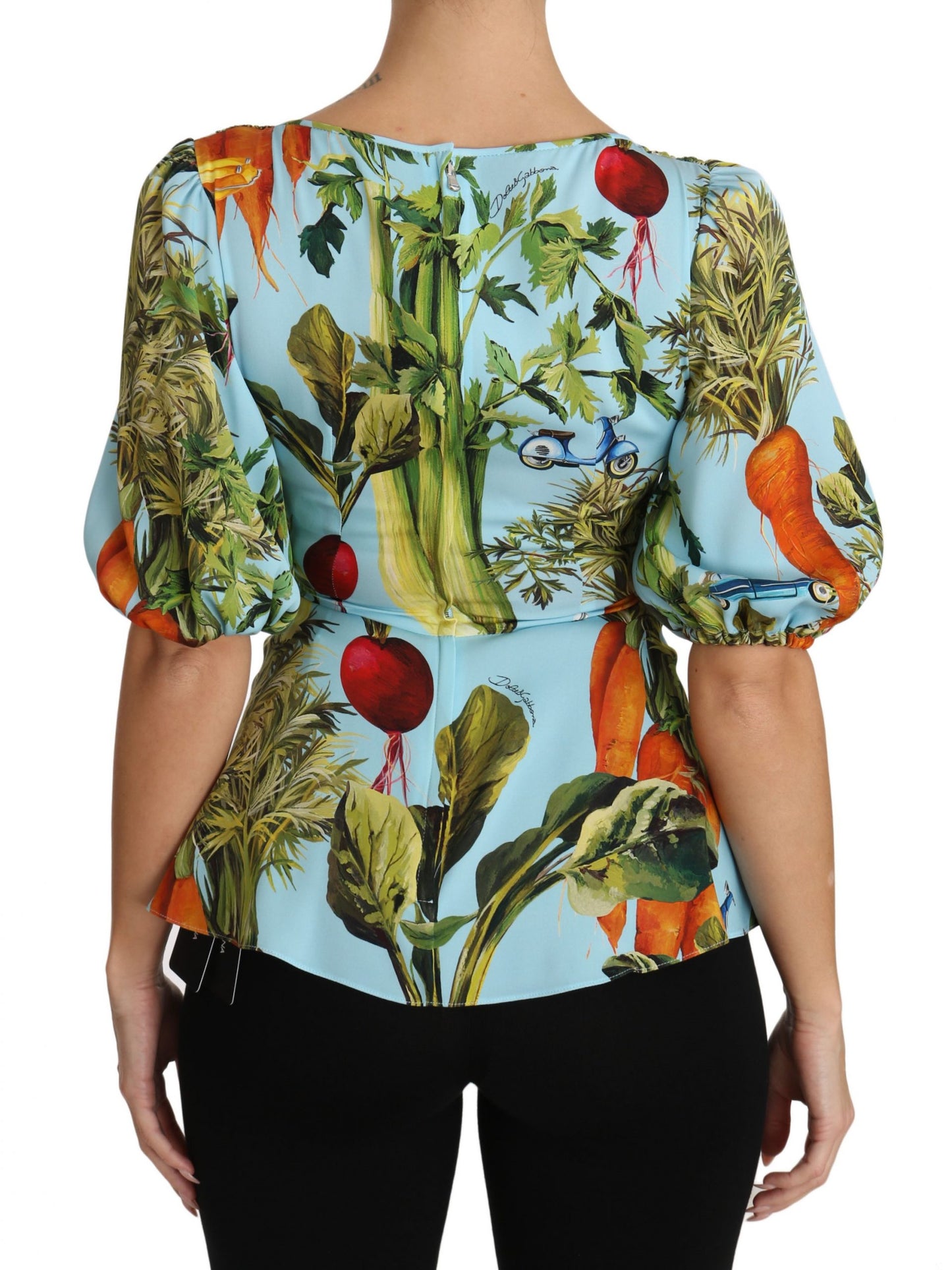 Dolce & Gabbana – Seidenoberteil mit mehrfarbigem Gemüsedruck und Wickelbluse mit Schößchen