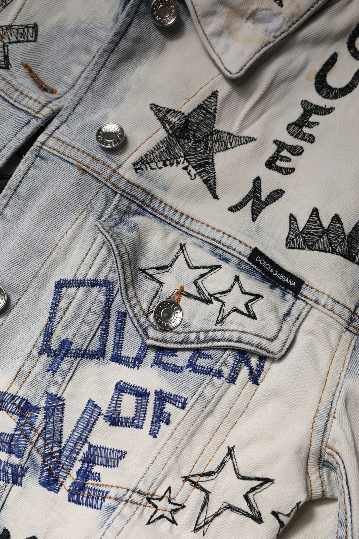 Dolce & Gabbana Hellblaue Jeansjacke mit Graffiti-Knopfleiste