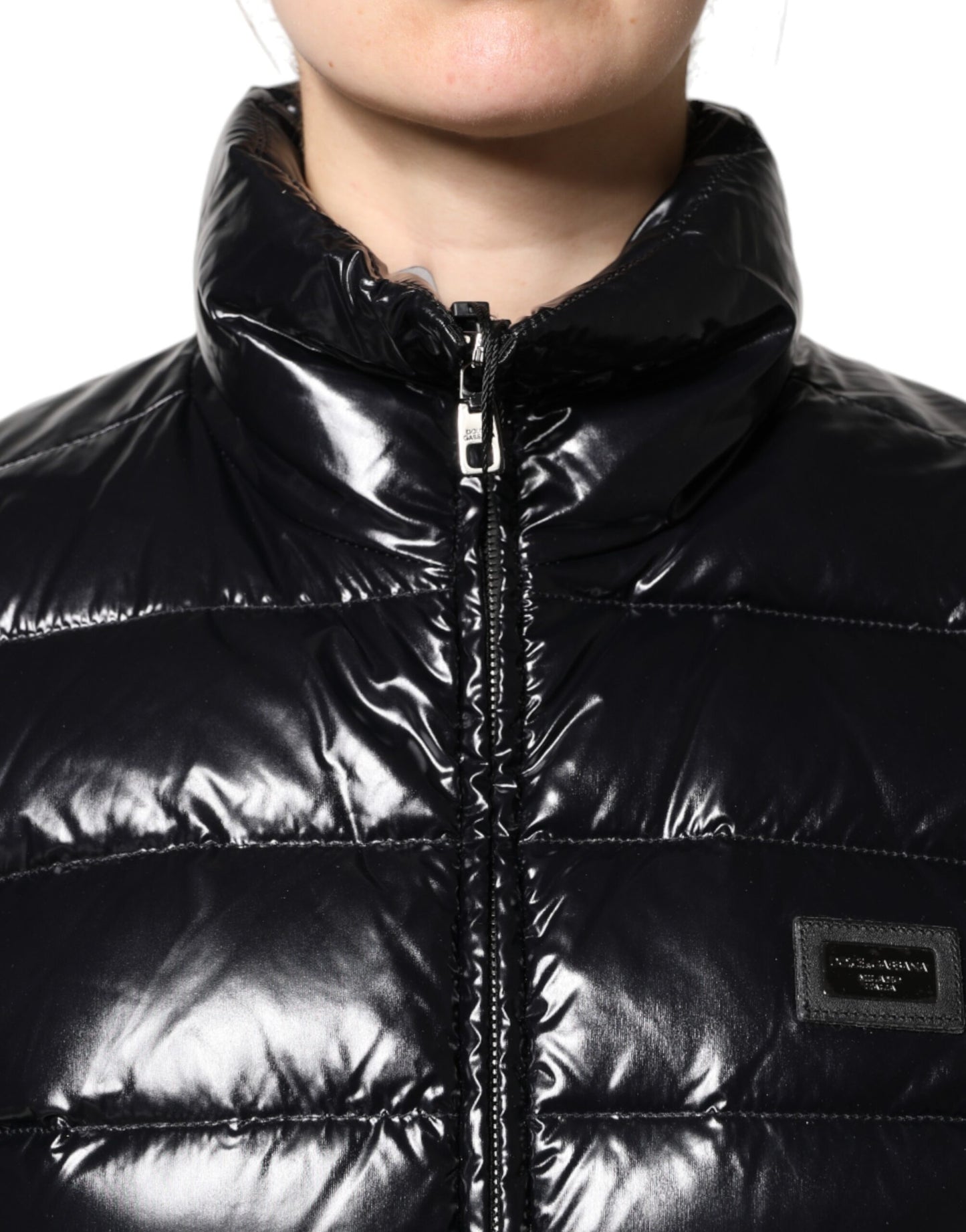Dolce & Gabbana – Pufferjacke mit durchgehendem Reißverschluss und schwarzem Logo-Schild