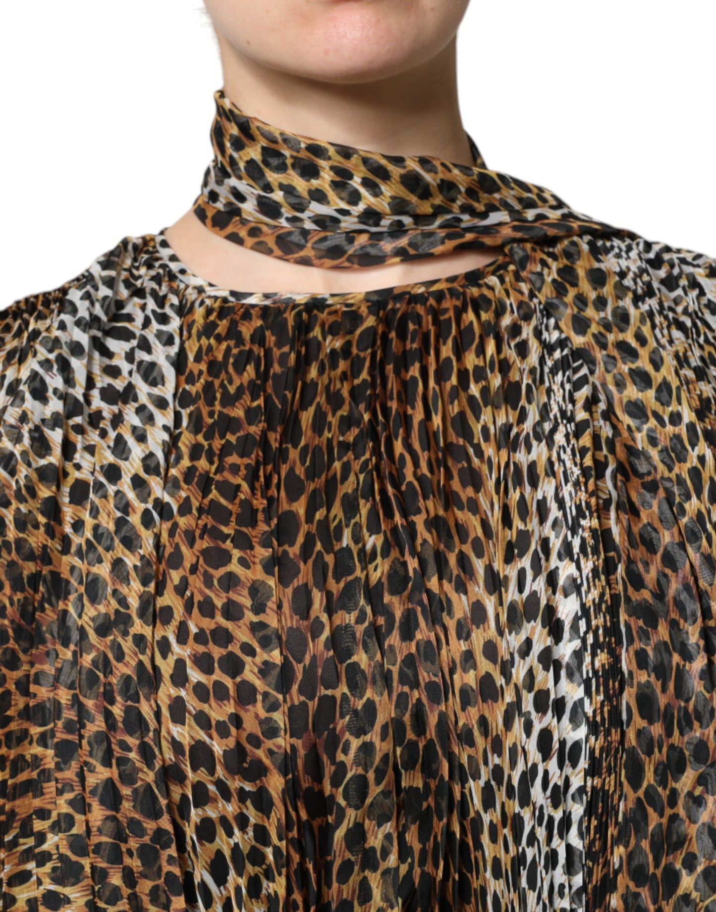 Dolce & Gabbana – Braunes Chiffonkleid mit Schalkragen und Leopardenmuster