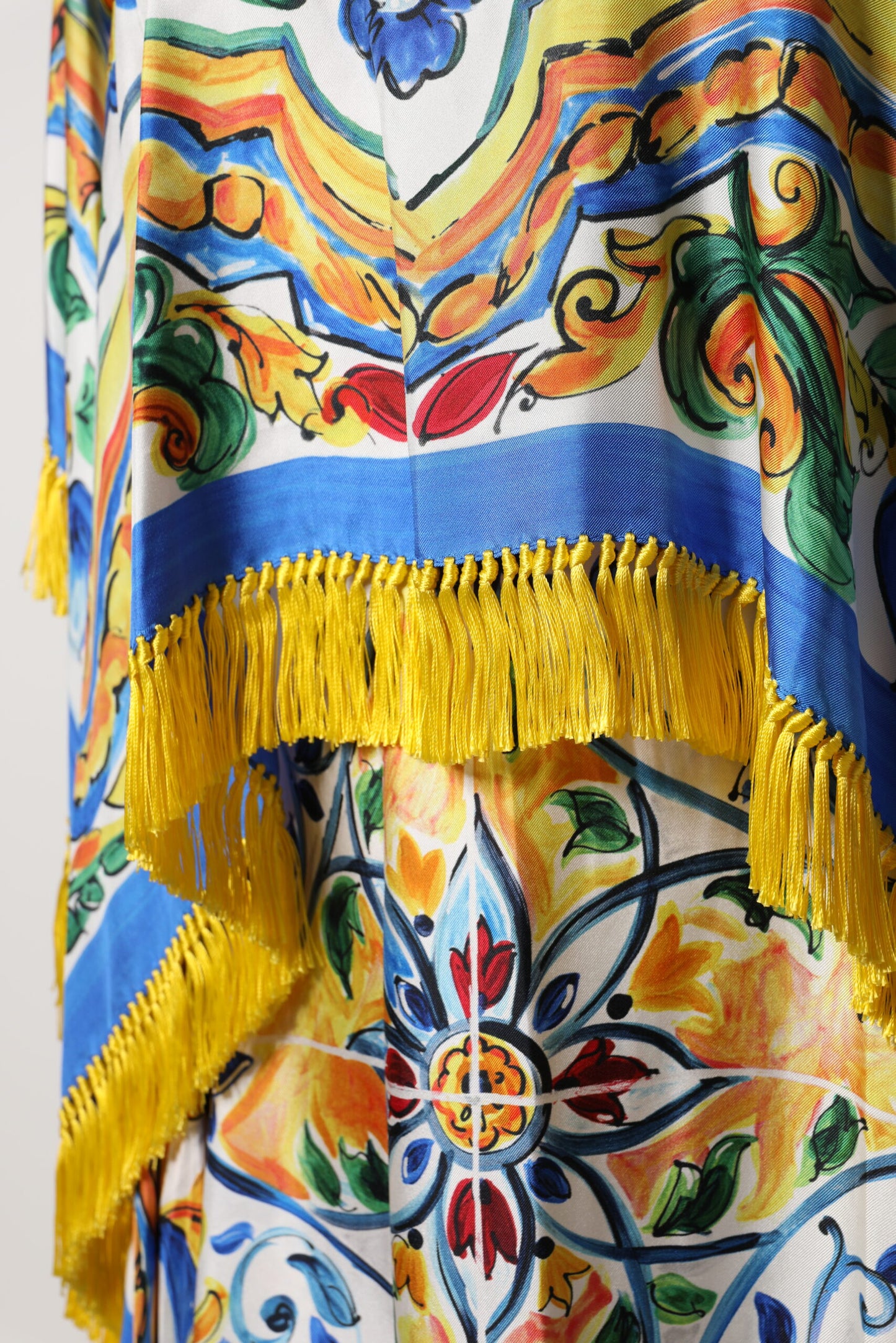 Dolce & Gabbana – Mehrfarbiges Majolika-Kaftan-Maxikleid mit kurzen Ärmeln