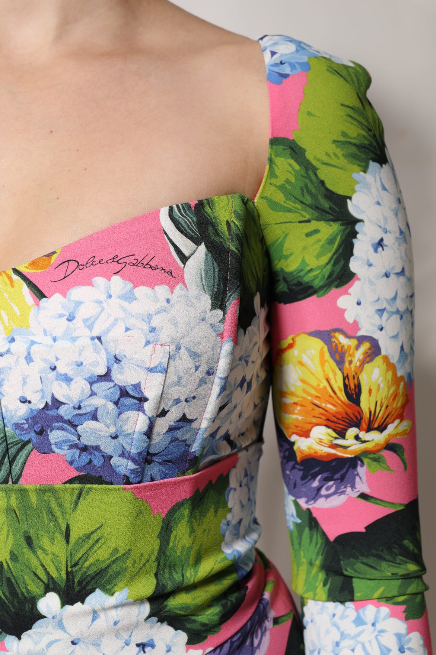 Dolce & Gabbana – Mehrfarbiges Midikleid mit seitlichem Schlitz und Blumenmuster