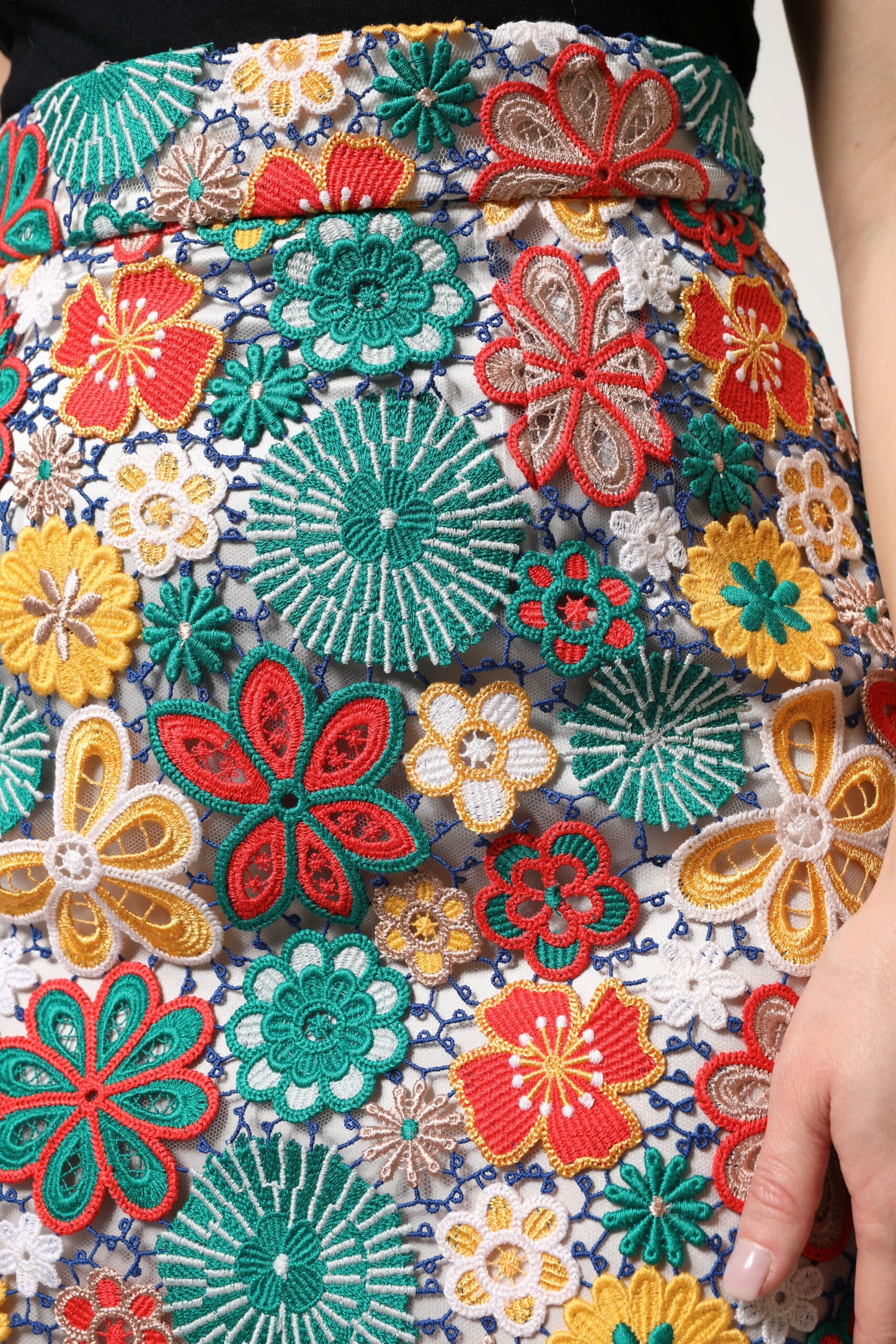 Dolce & Gabbana, mehrfarbiger Minirock mit Blumenspitze und hoher Taille