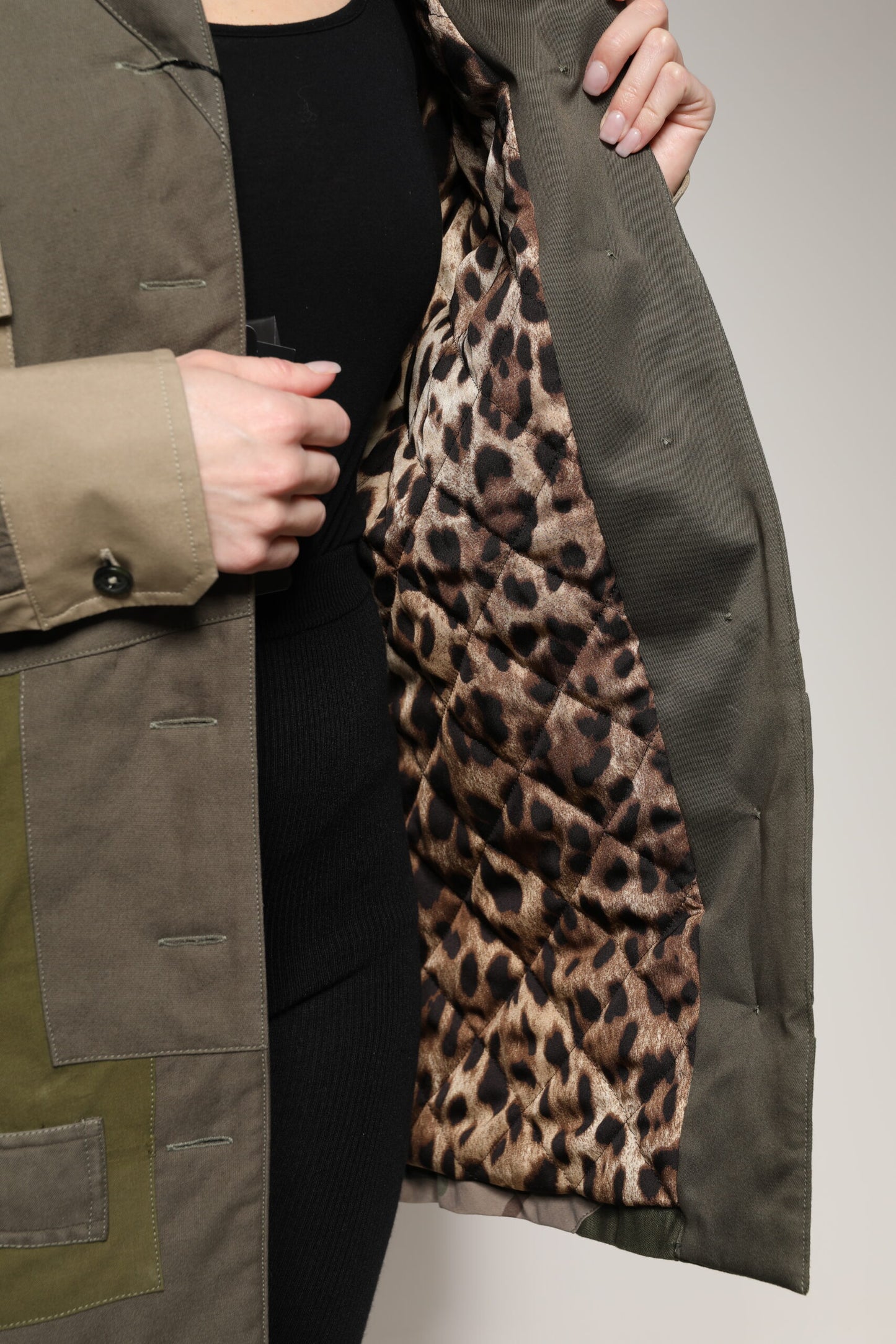 Dolce & Gabbana Militärgrüne Baumwoll-Down-Jacke mit Knöpfen