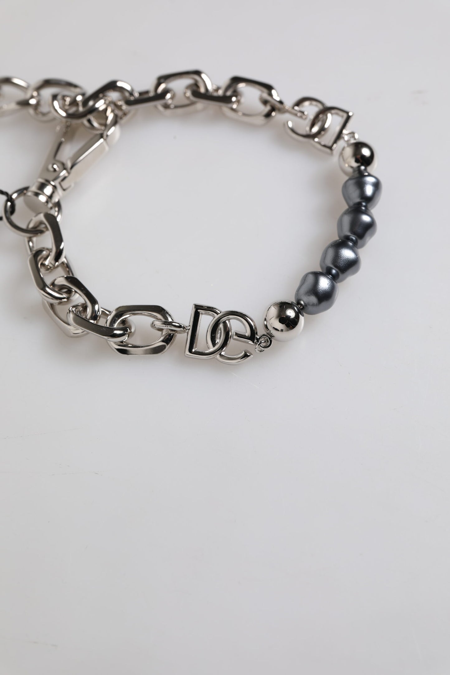 Dolce & Gabbana Silberfarbenes Kettenarmband mit Karabinerverschluss und grauen Perlen