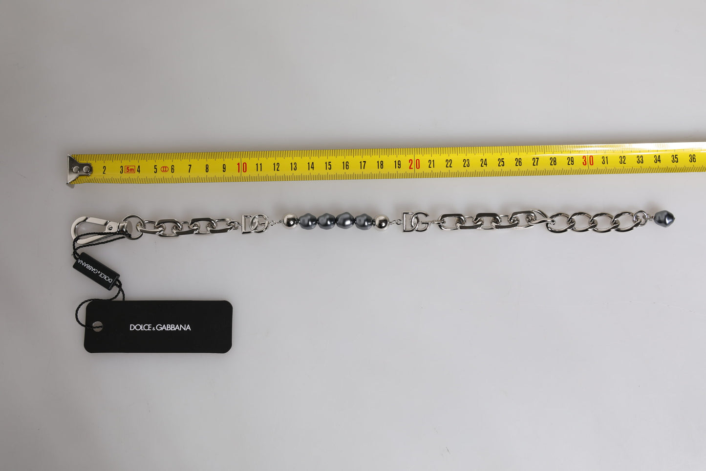 Dolce & Gabbana Silberfarbenes Kettenarmband mit Karabinerverschluss und grauen Perlen
