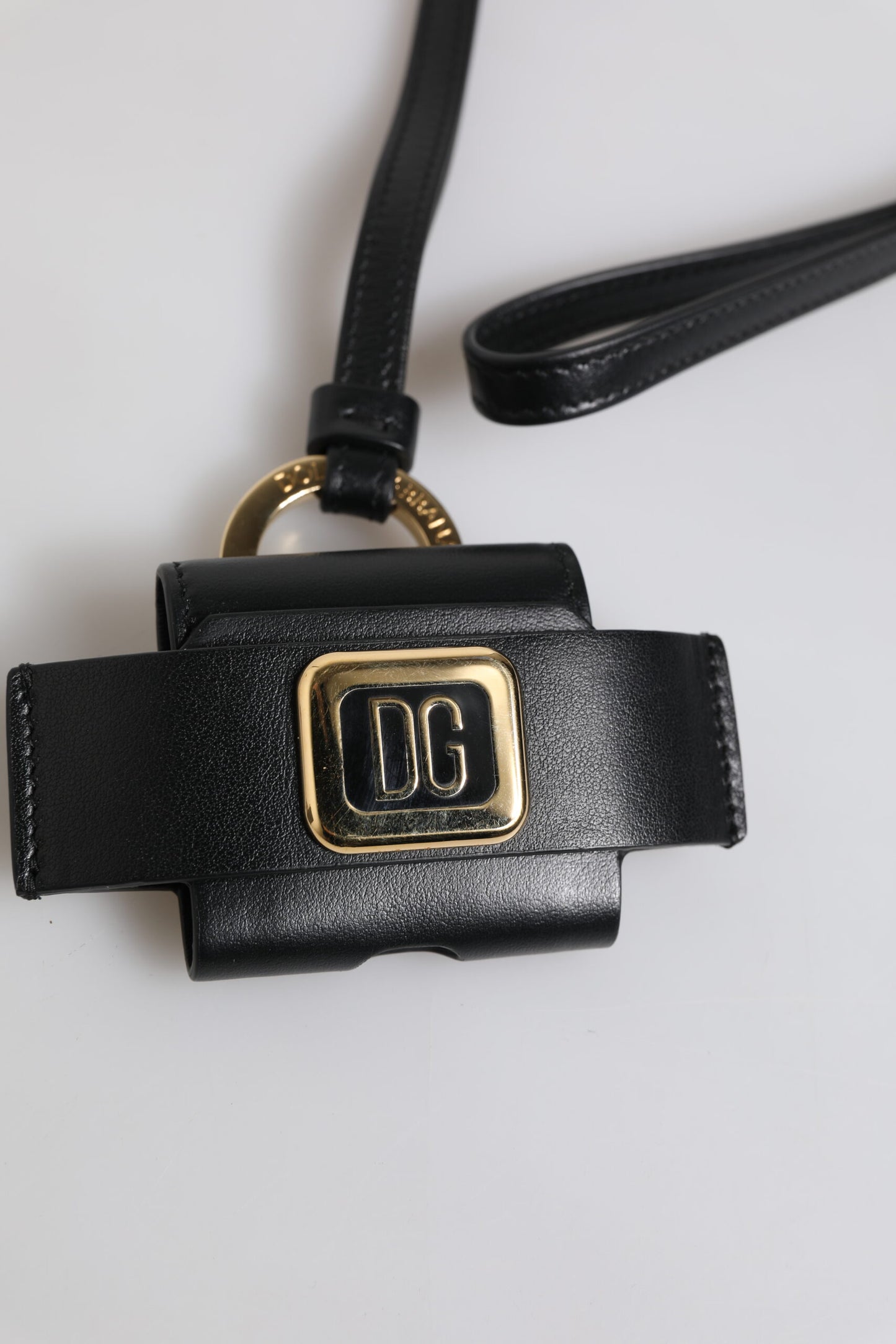 Dolce & Gabbana – Airpods-Hülle mit schwarzem Lederarmband und goldenem Metall-Logo
