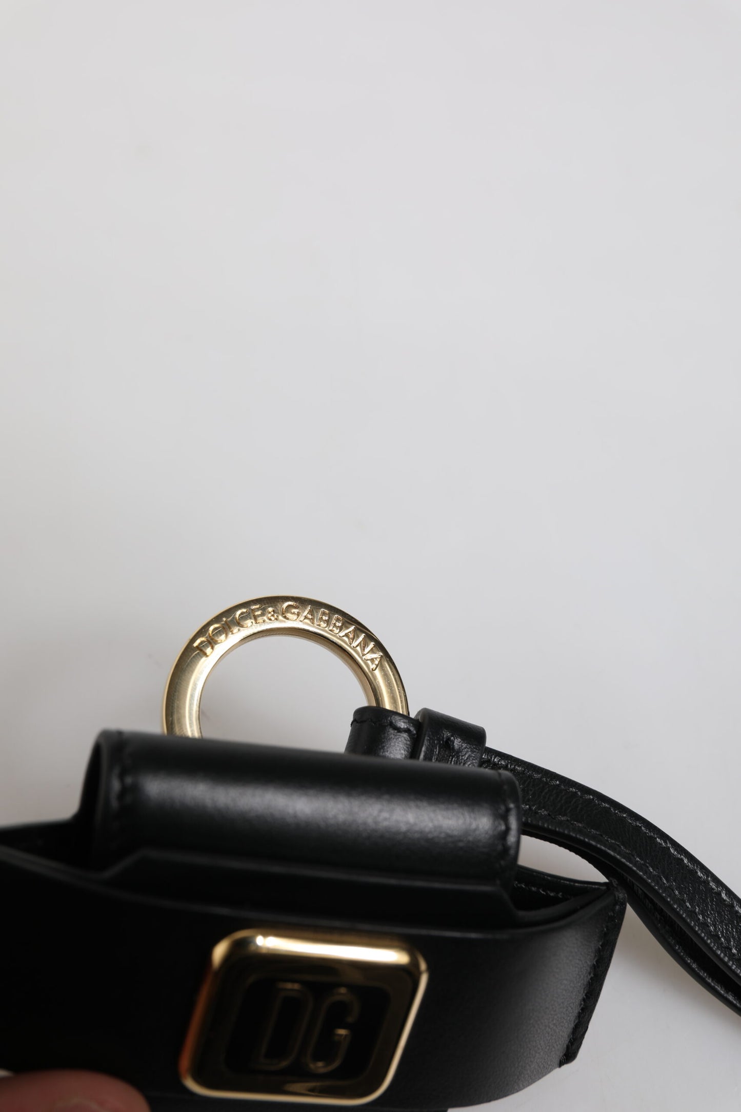 Dolce & Gabbana – Airpods-Hülle mit schwarzem Lederarmband und goldenem Metall-Logo