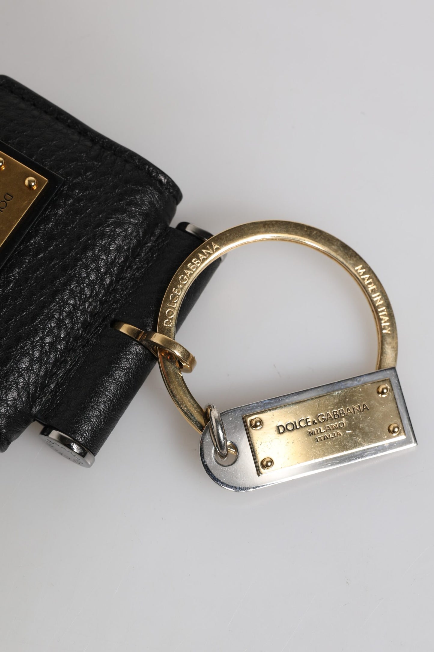 Dolce & Gabbana – Airpods-Hülle mit schwarzem Lederarmband und goldenem Metall-Logo