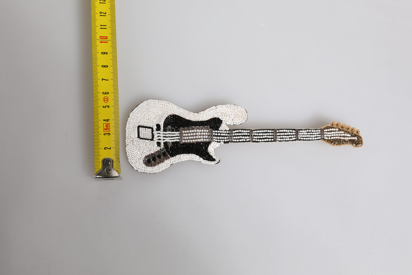Dolce & Gabbana – Gitarren-Brosche mit Logo und Perlen aus goldenem Messing