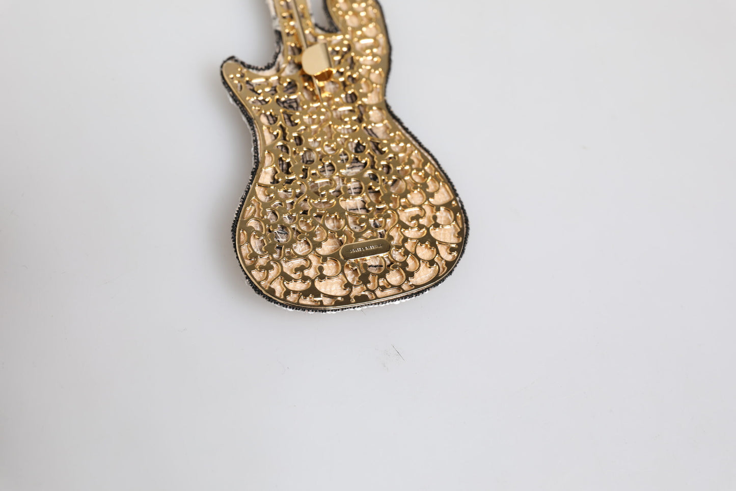 Dolce & Gabbana – Gitarren-Brosche mit Logo und Perlen aus goldenem Messing