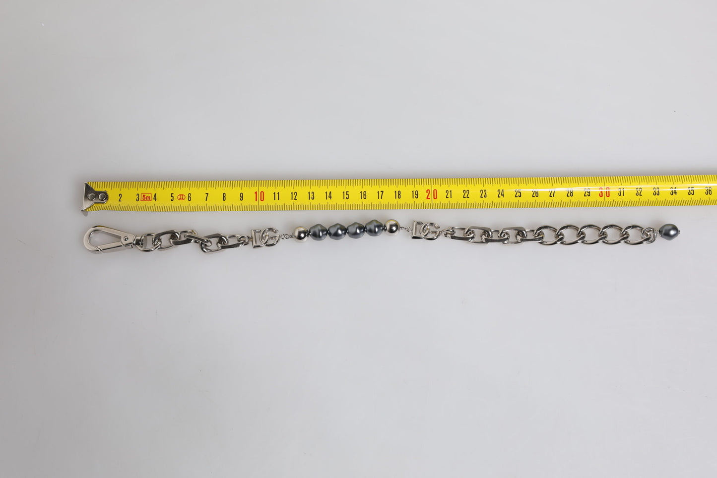 Dolce & Gabbana Silberfarbenes Kettenarmband mit Karabinerverschluss und grauen Perlen