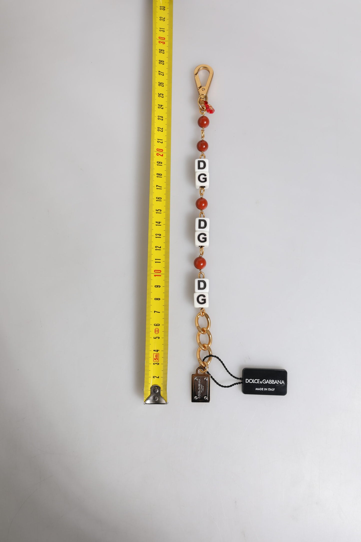 Dolce & Gabbana – Mehrfarbiges, goldfarbenes Messingkettenarmband mit DG-Logo und Würfeln