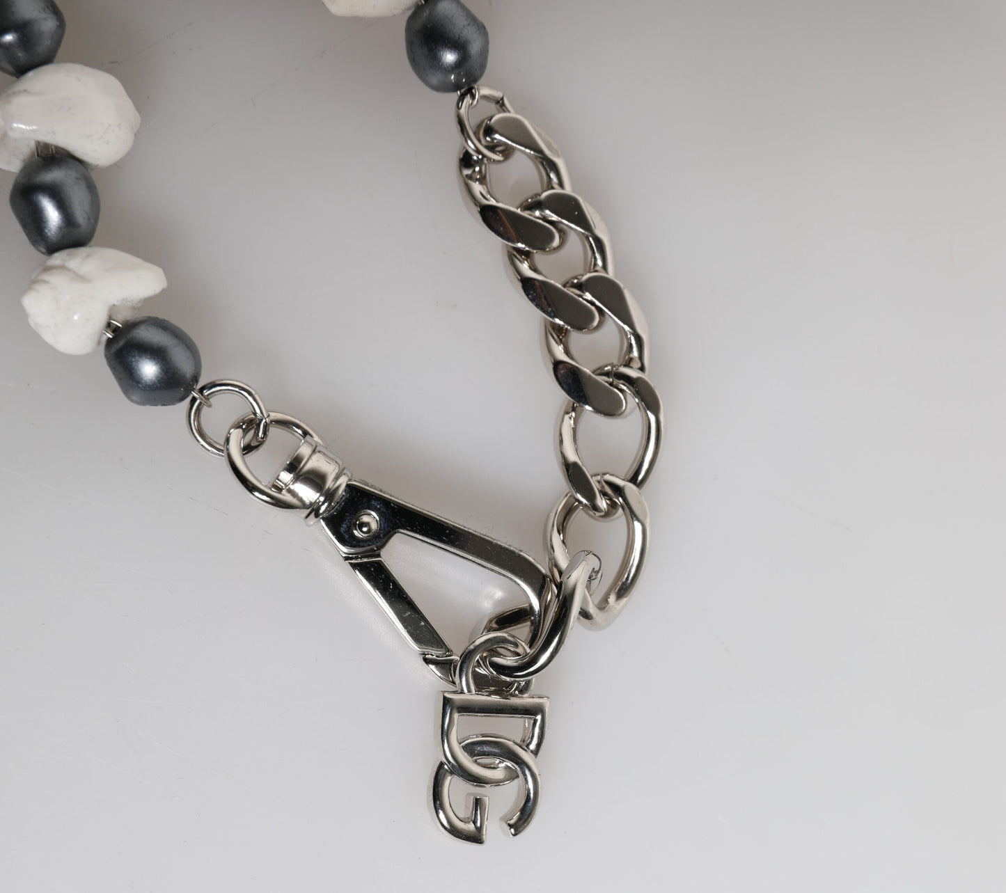 Dolce & Gabbana – Armband mit Muschelanhänger und DG-Logo in Silbertönen