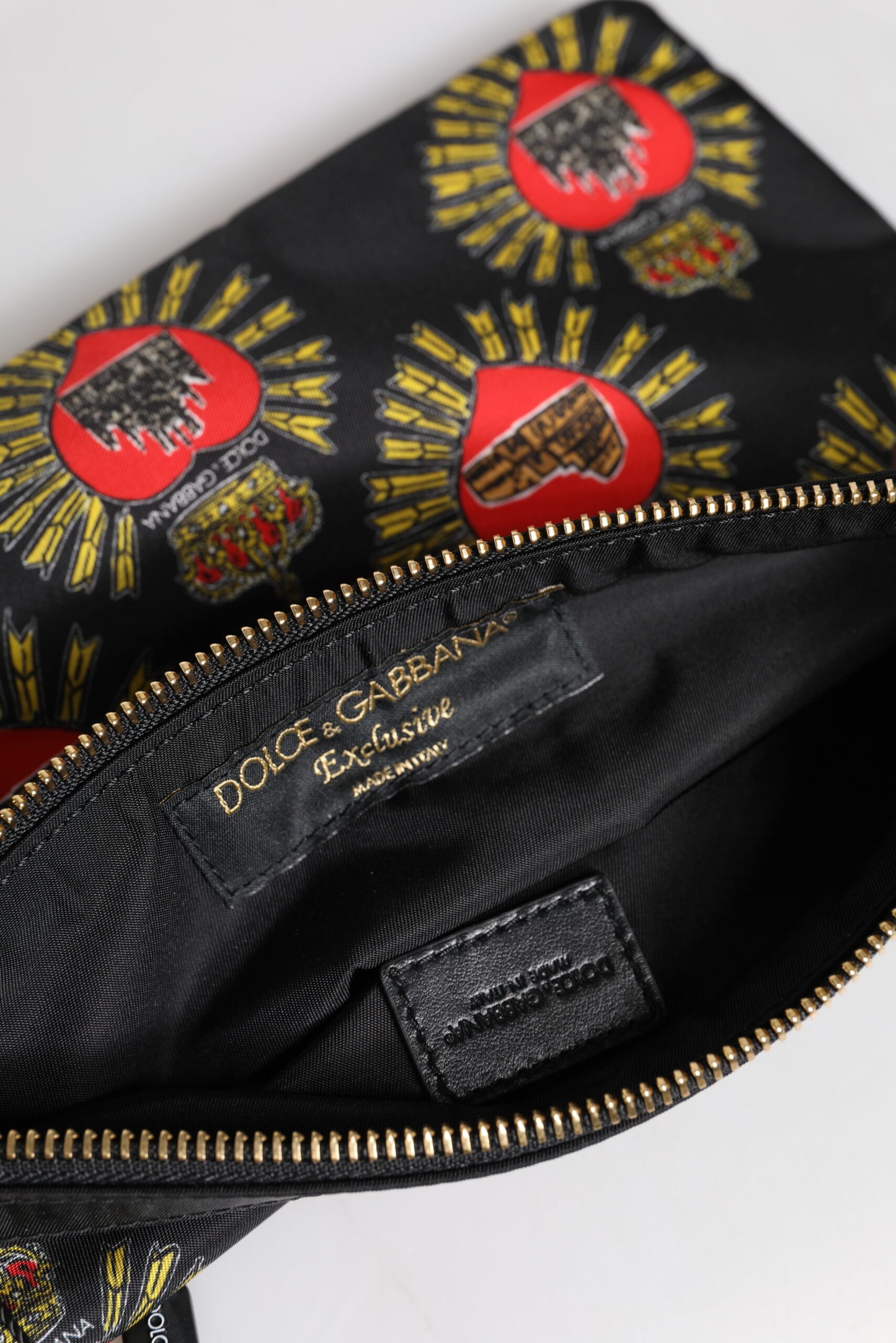 Dolce & Gabbana – Clutch-Tasche „Sacred Heart“ aus Nylon in Schwarz und Rot