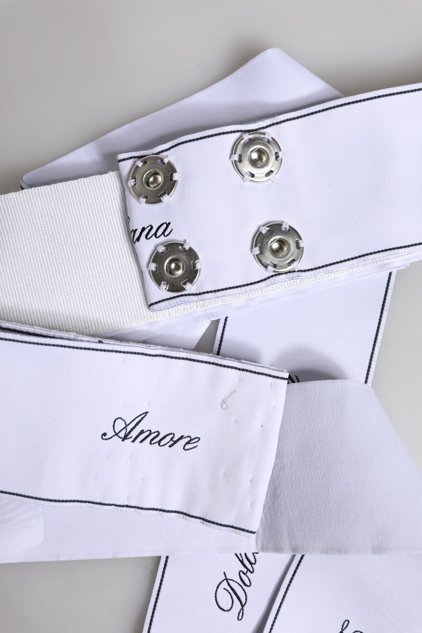 Dolce & Gabbana Weißer Taillengürtel mit breiter Schleife und Logo