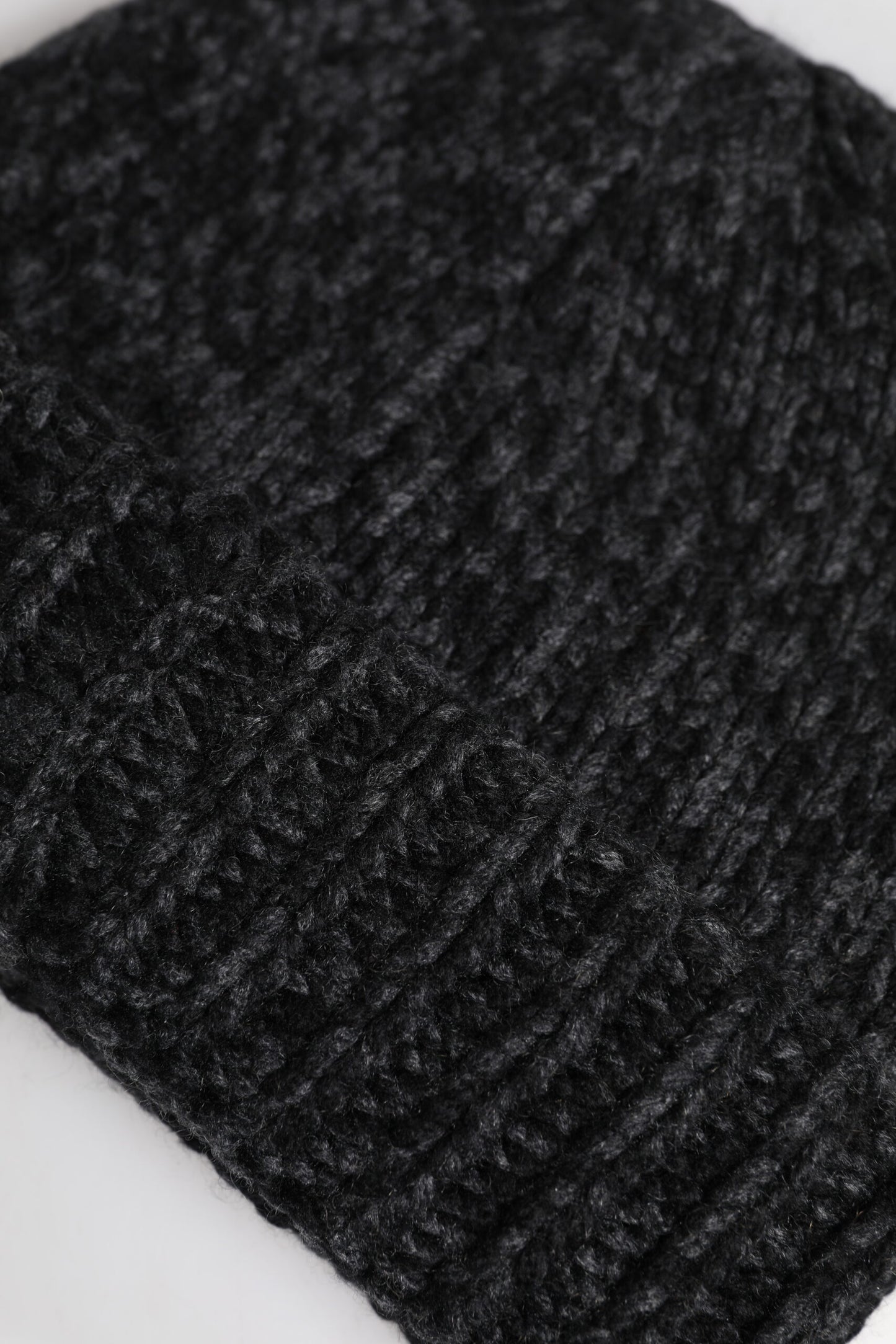 Dolce & Gabbana Graue Kaschmir-Strickmütze für den Winter