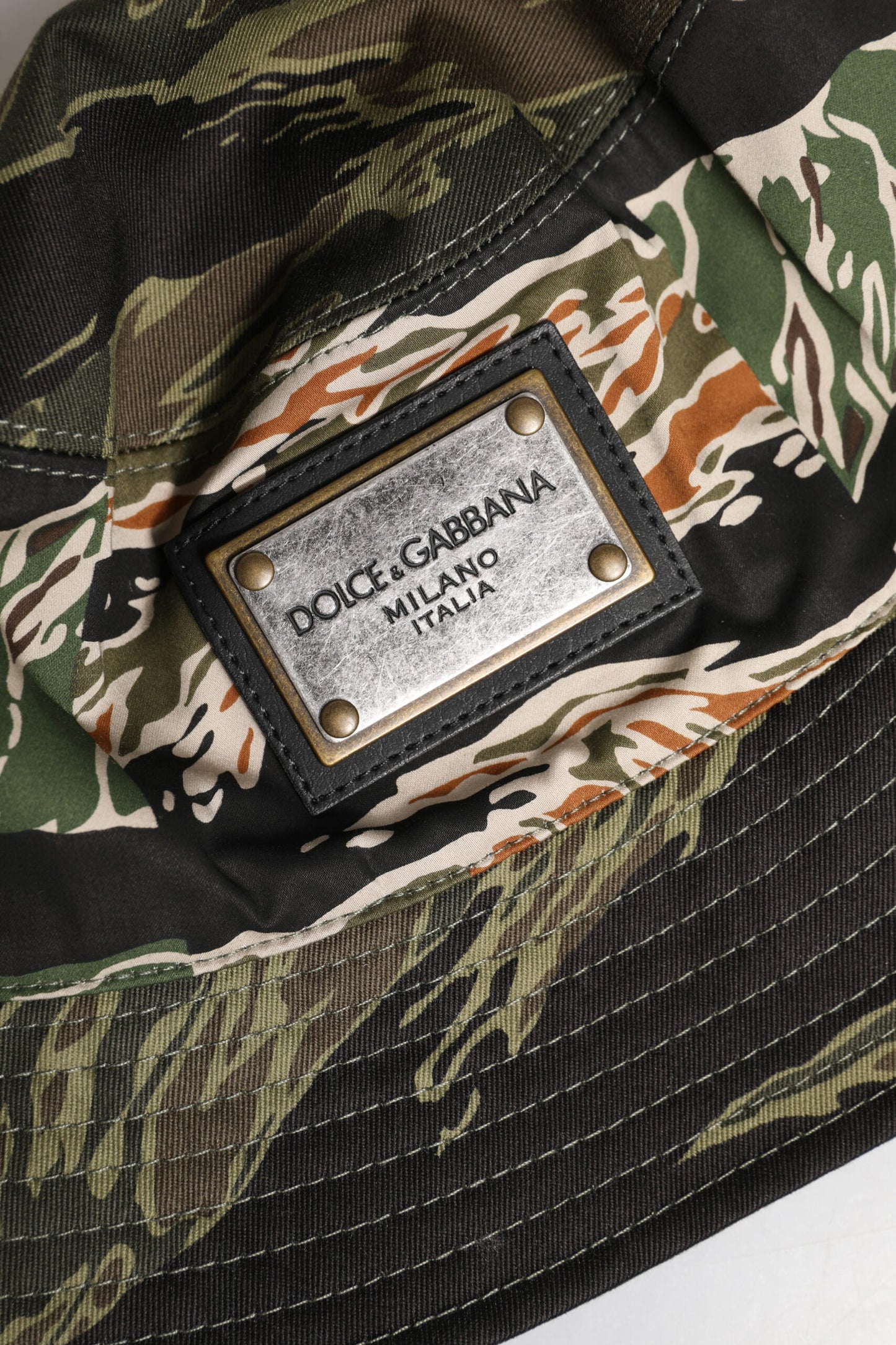 Dolce & Gabbana – Mehrfarbiger Fischerhut mit breiter Krempe und DG-Plakette