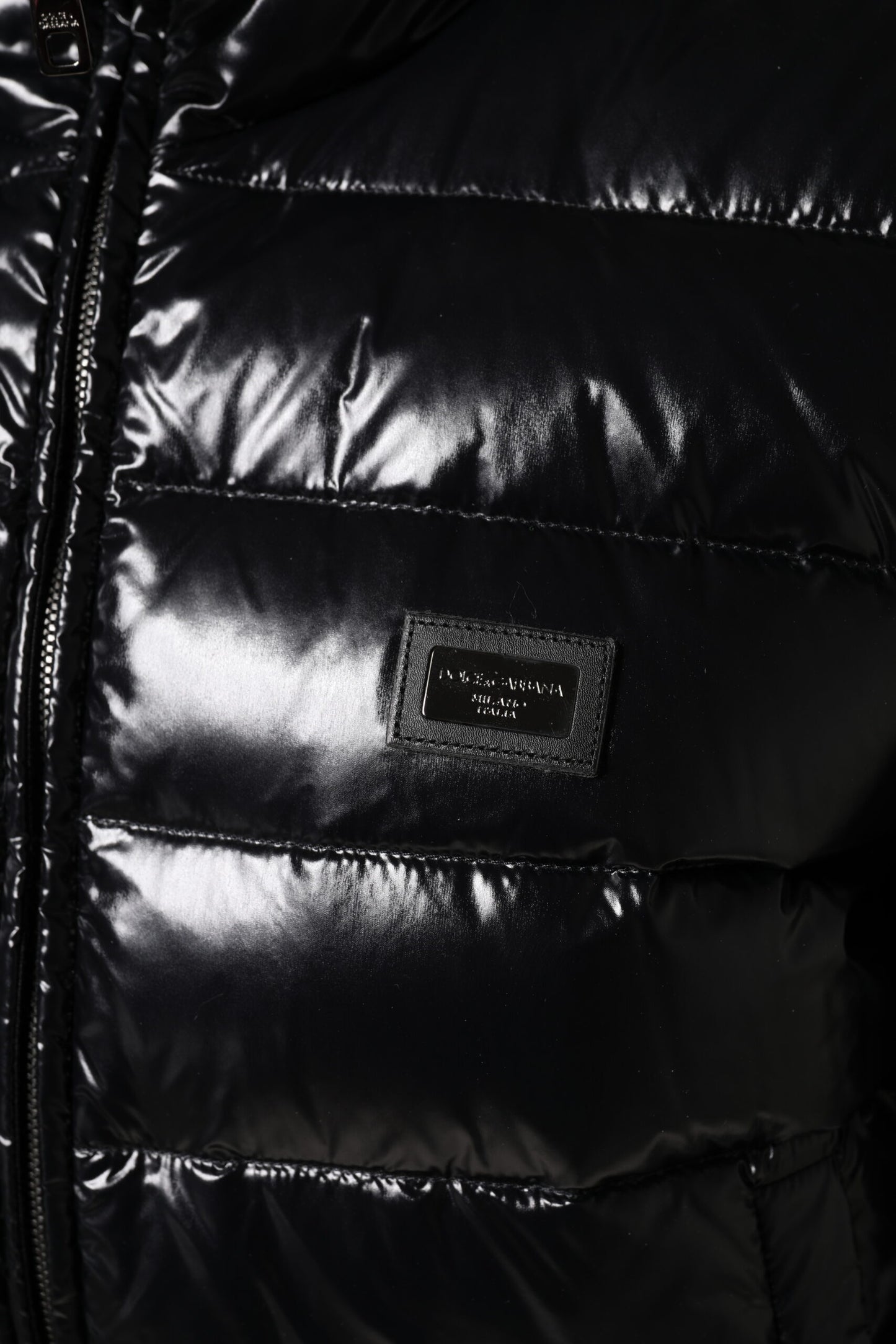 Dolce & Gabbana – Pufferjacke mit durchgehendem Reißverschluss und schwarzem Logo-Schild