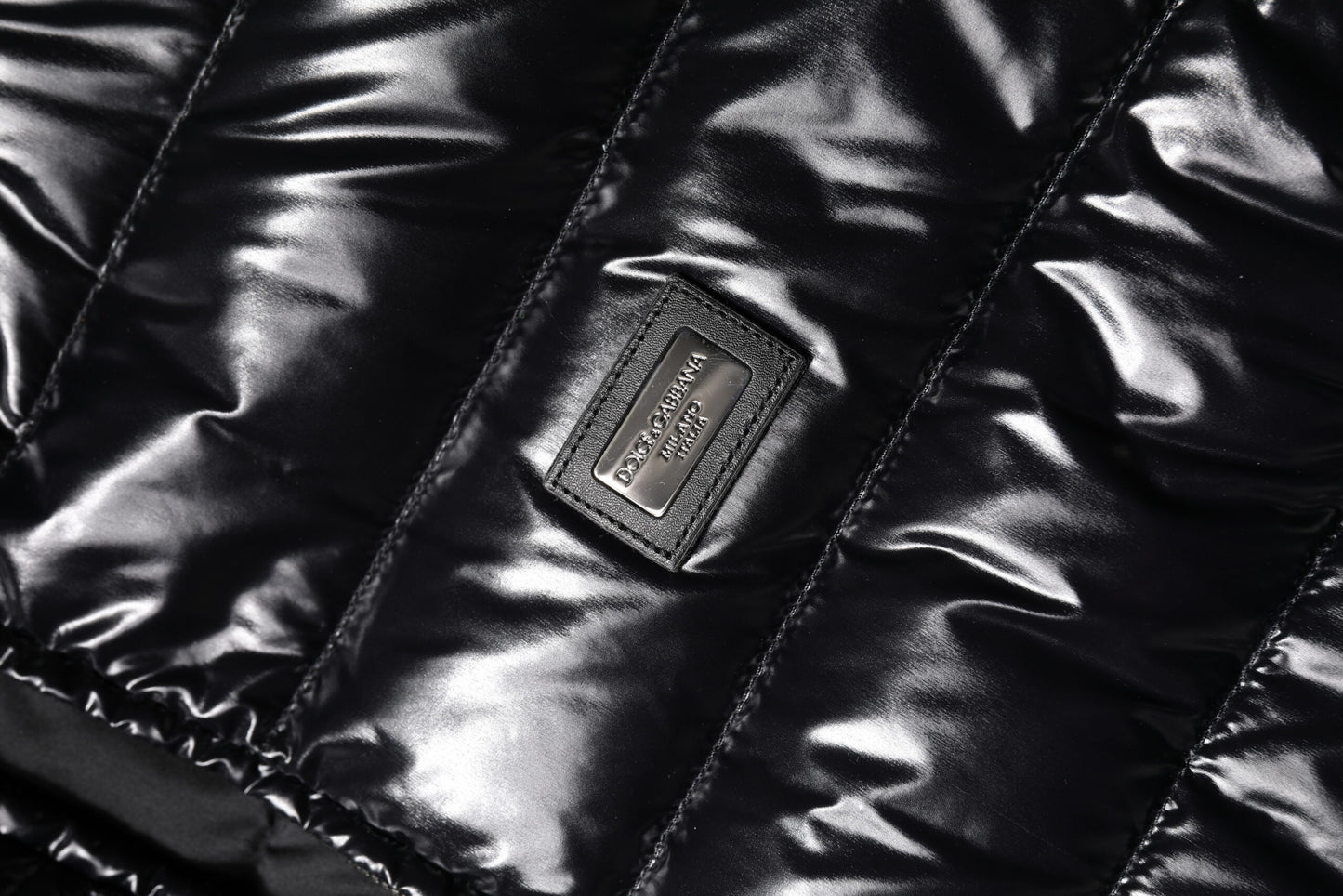 Dolce & Gabbana – Pufferjacke mit durchgehendem Reißverschluss und schwarzem Logo-Schild