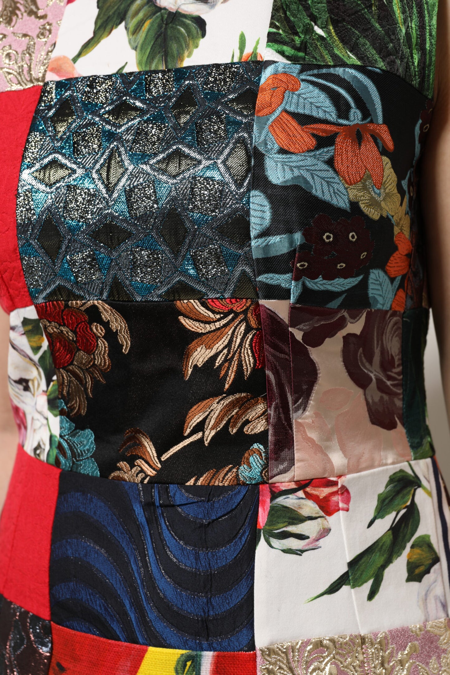 Dolce & Gabbana – Ärmelloses Etuikleid mit mehrfarbigem Patchwork