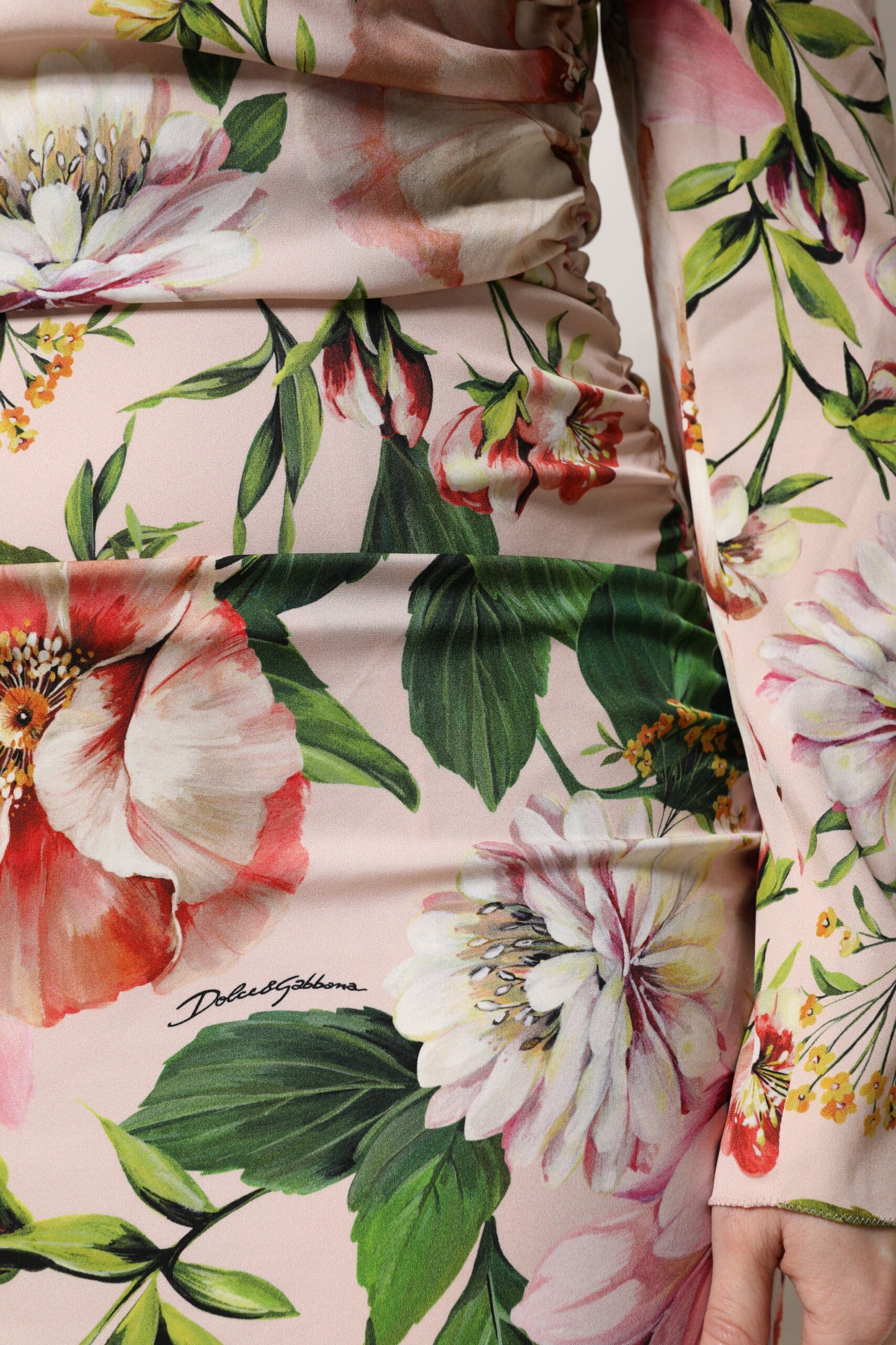 Dolce & Gabbana – Figurbetontes Midikleid aus Seide mit Blumenmuster in Rosa