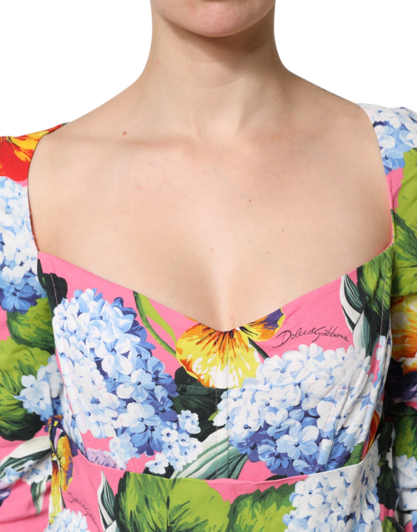 Dolce & Gabbana – Mehrfarbiges, plissiertes Etui-Midikleid mit Blumenmuster