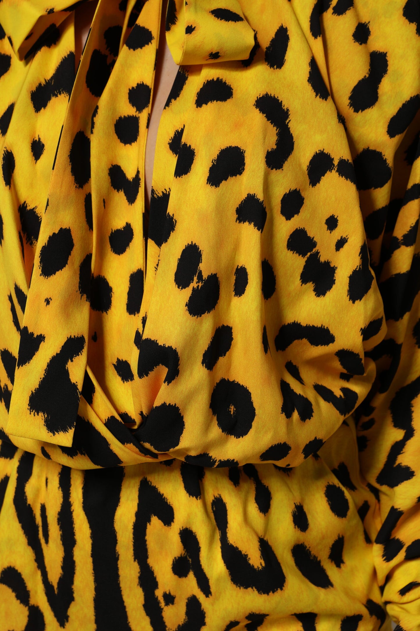 Dolce & Gabbana – Gelbes Jumpsuit-Kleid mit langen Ärmeln und Leopardenmuster