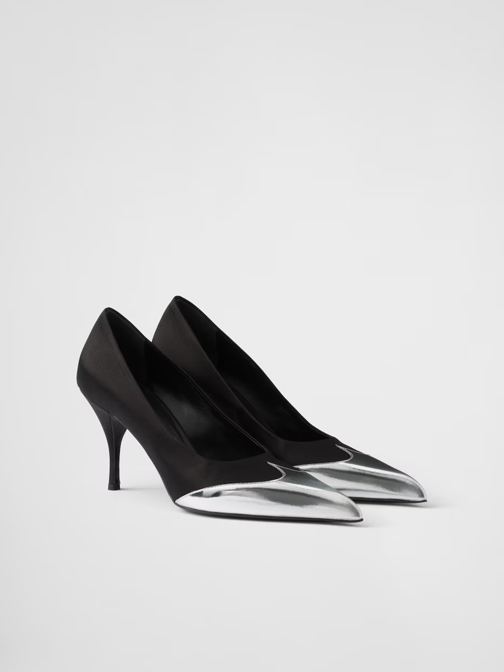 Prada Pumps aus schwarzem Satin und metallischem silbernem Leder