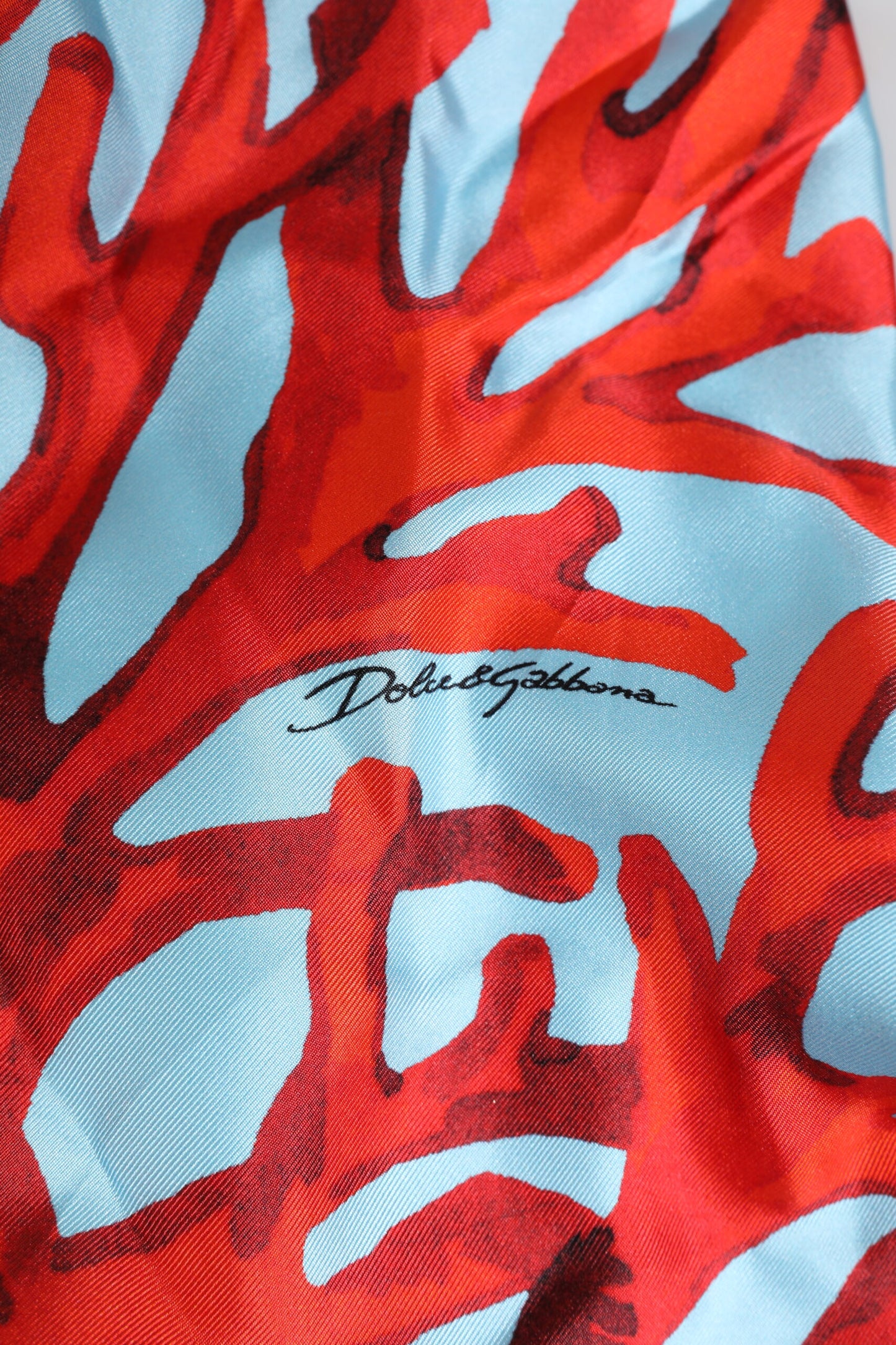 Dolce & Gabbana – Wickelmantel mit blauem und rotem Korallendruck