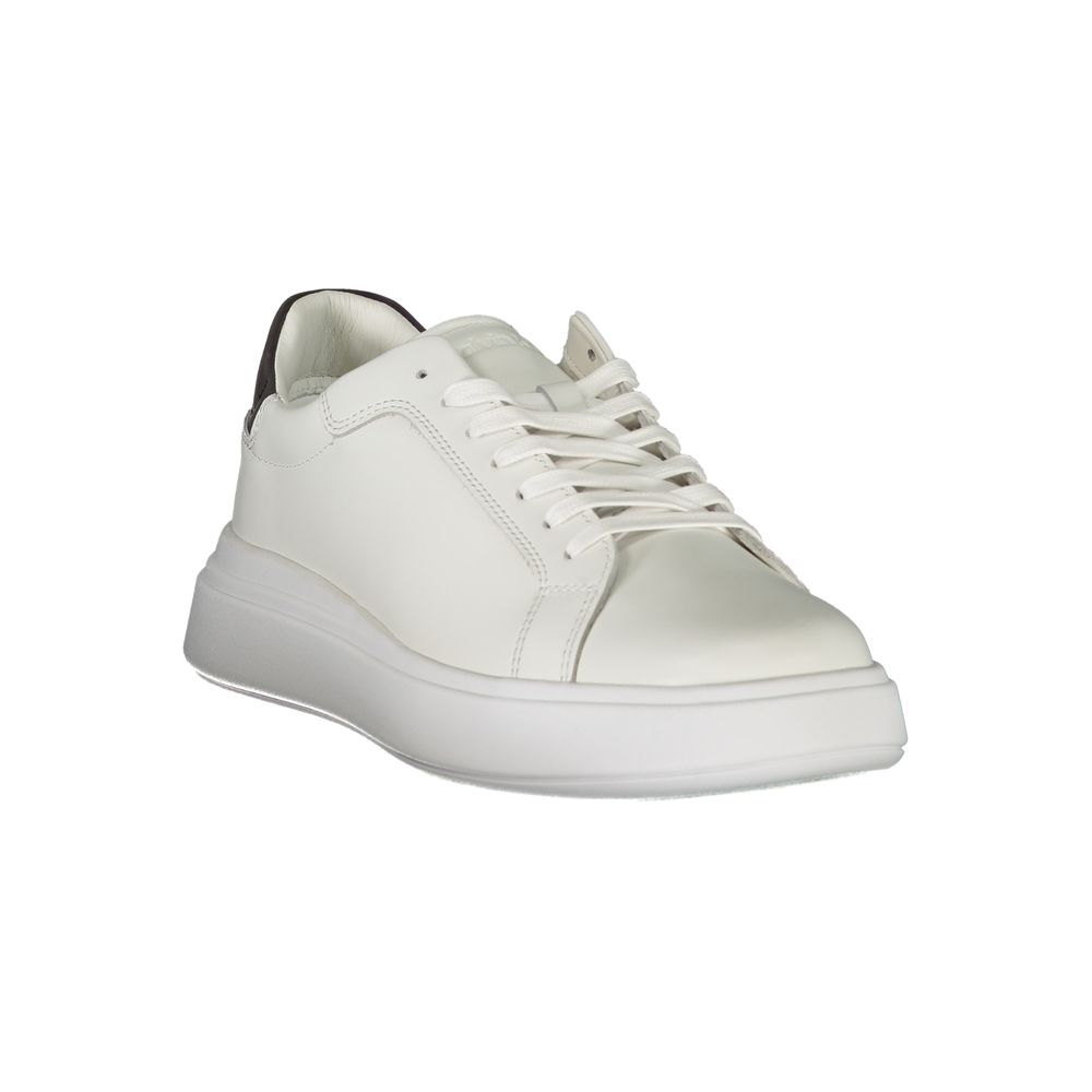 Calvin Klein – Elegante, kontrastierende Schnür-Sneaker in Weiß
