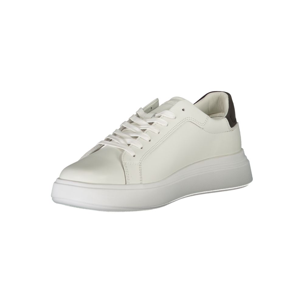 Calvin Klein – Elegante, kontrastierende Schnür-Sneaker in Weiß