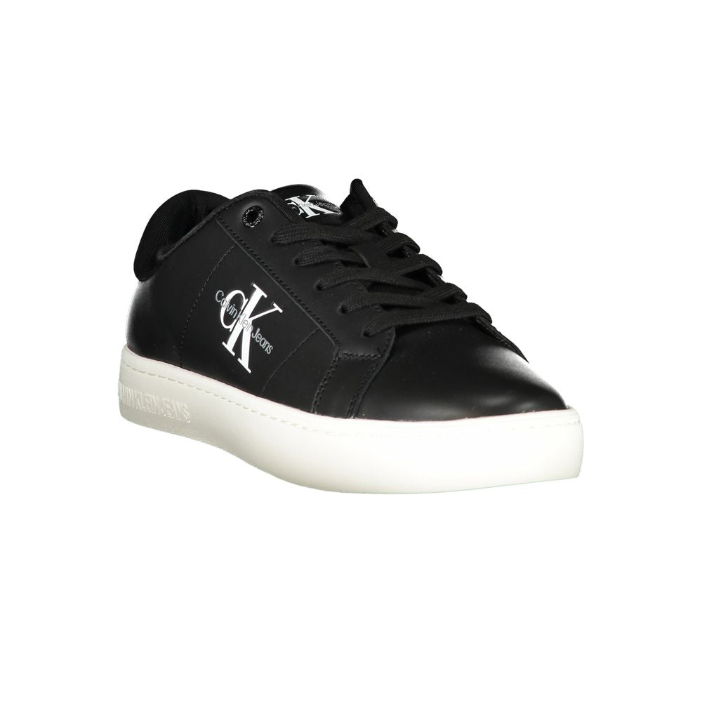 Umweltbewusste Sneakers von Calvin Klein mit charakteristischem Stil