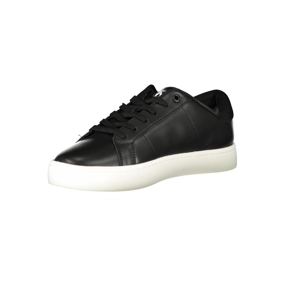 Umweltbewusste Sneakers von Calvin Klein mit charakteristischem Stil