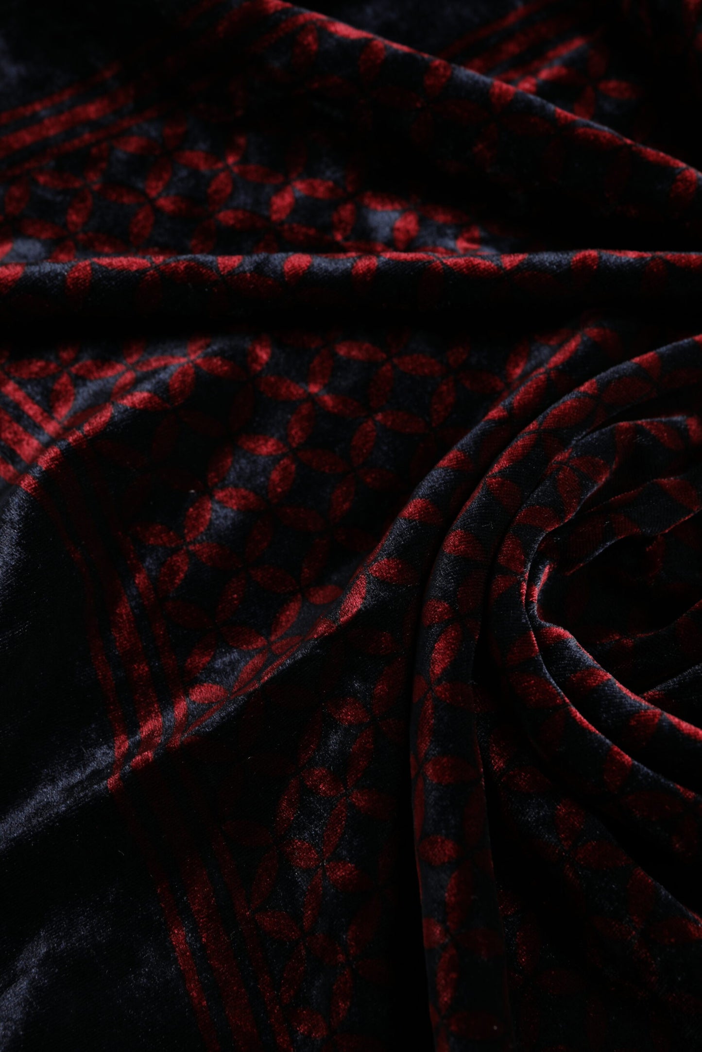 Dolce & Gabbana Schwarz-Roter Viskose-Foulardschal für Herren