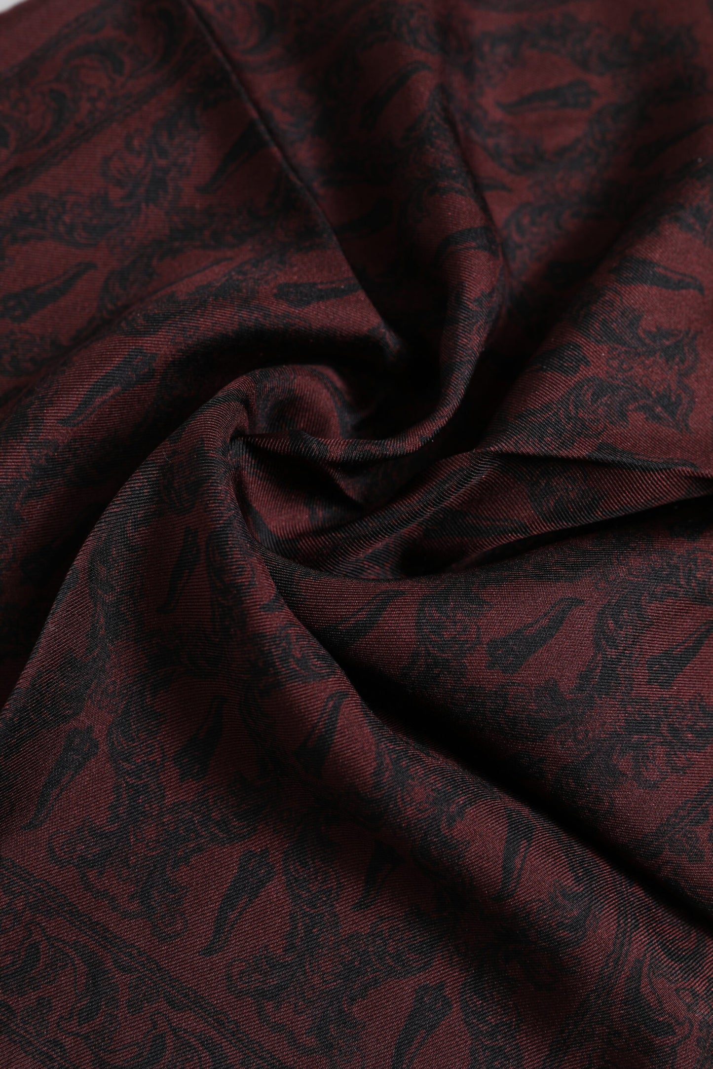 Dolce & Gabbana Kastanienbrauner, schwarz bedruckter quadratischer Foulard-Schal für Herren