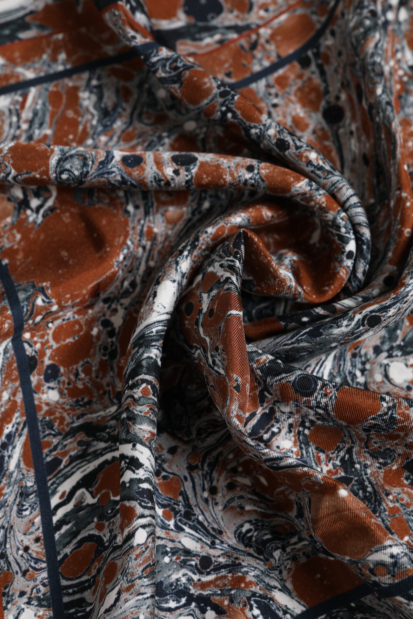 Dolce & Gabbana – Quadratischer Foulard aus mehrfarbiger Marmorseide
