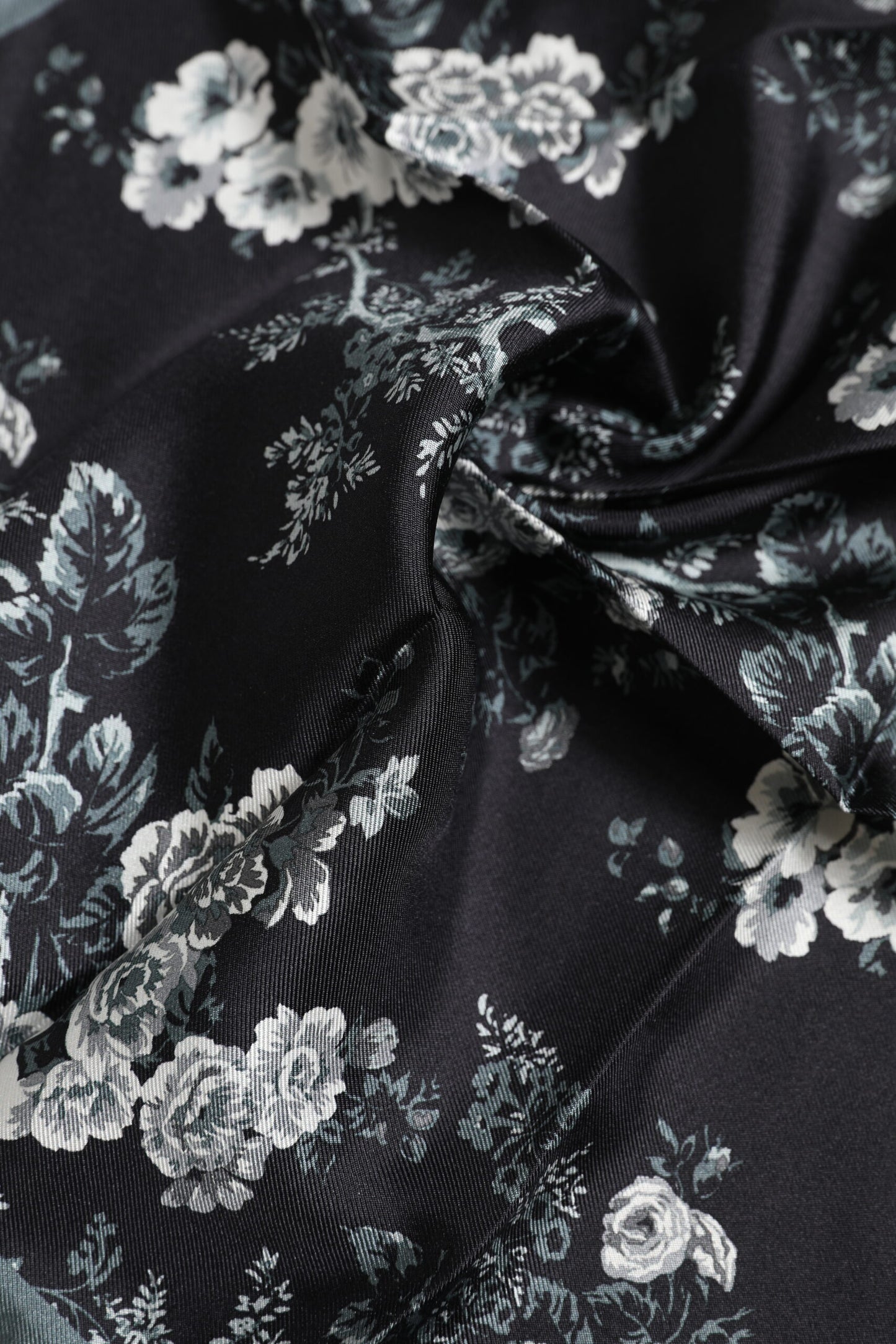 Dolce & Gabbana – Schwarzer quadratischer Foulard aus Seide mit Blumendruck