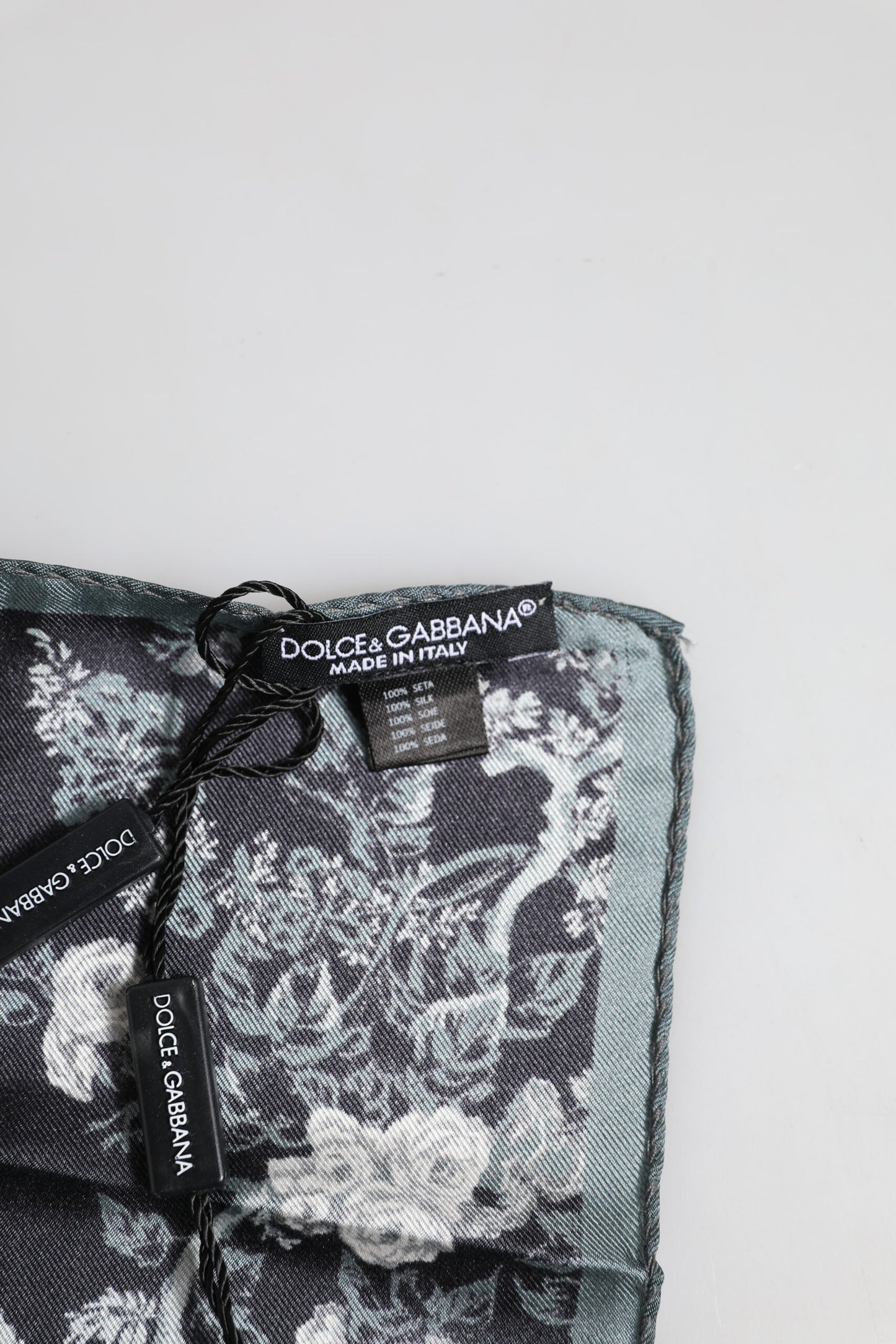 Dolce & Gabbana – Schwarzer quadratischer Foulard aus Seide mit Blumendruck