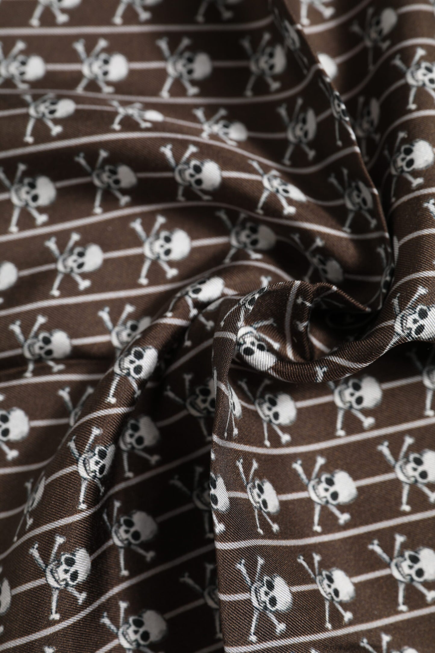 Dolce & Gabbana Brauner quadratischer Seidenschal mit Totenkopf-Motiv für Herren