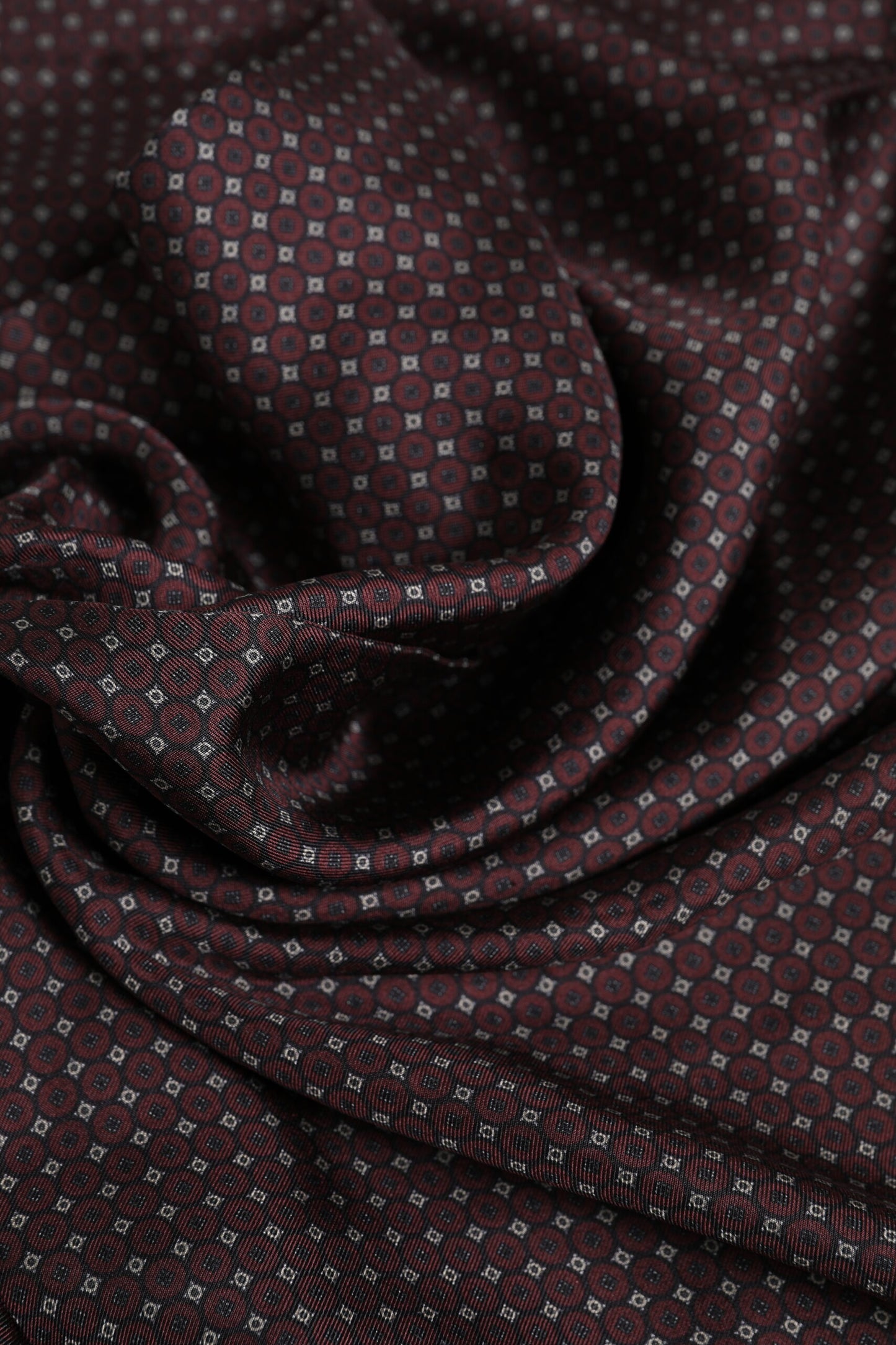 Dolce & Gabbana – Kastanienbrauner Foulard-Schal mit gepunkteten Seidenfransen