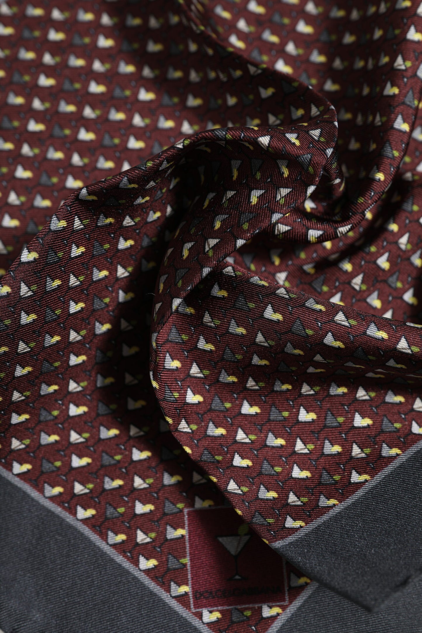 Dolce & Gabbana – Kastanienbrauner quadratischer Foulard aus Cocktailseide